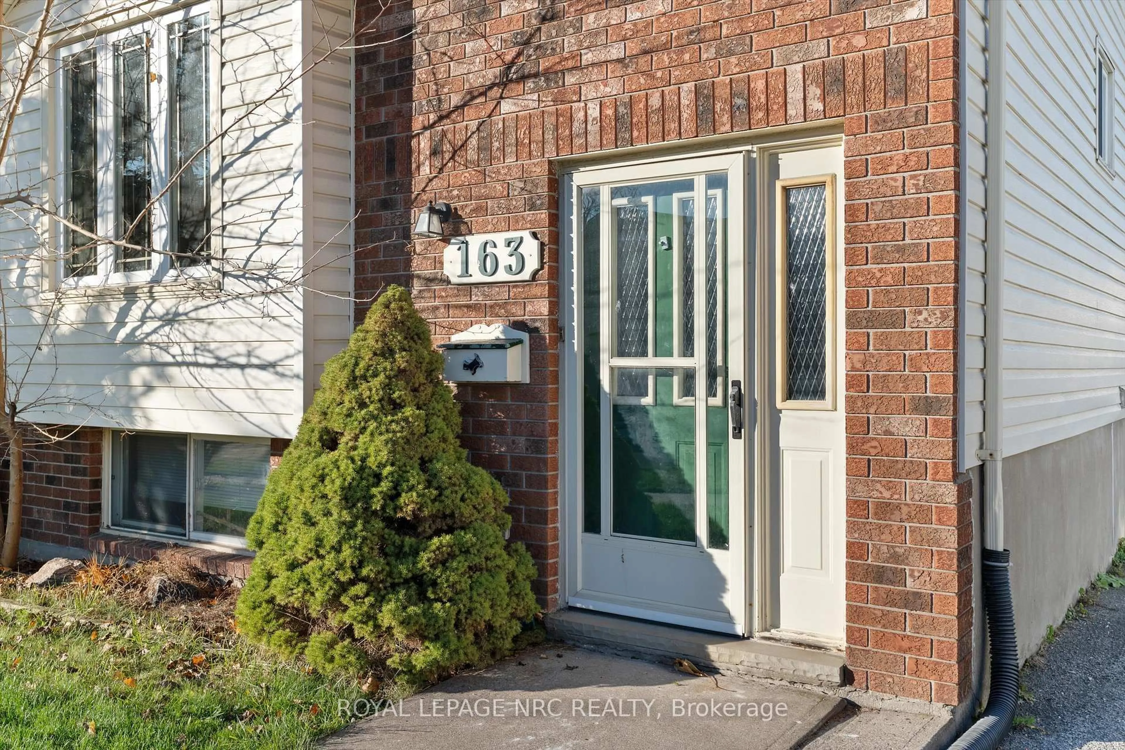 Indoor entryway for 163 Pine St, Thorold Ontario L2V 3M5