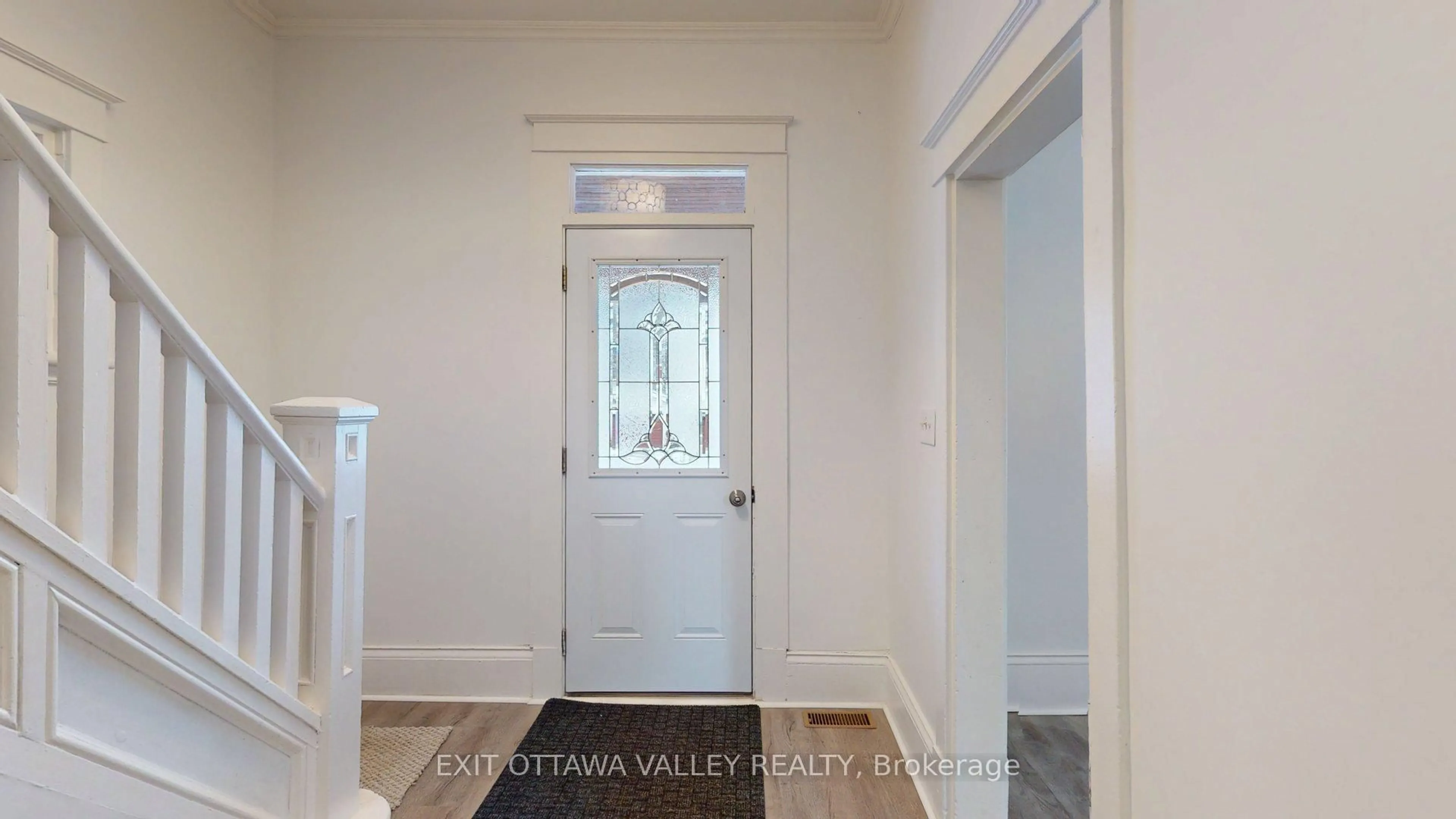 Indoor entryway for 216 Mary St, Pembroke Ontario K8A 5V8
