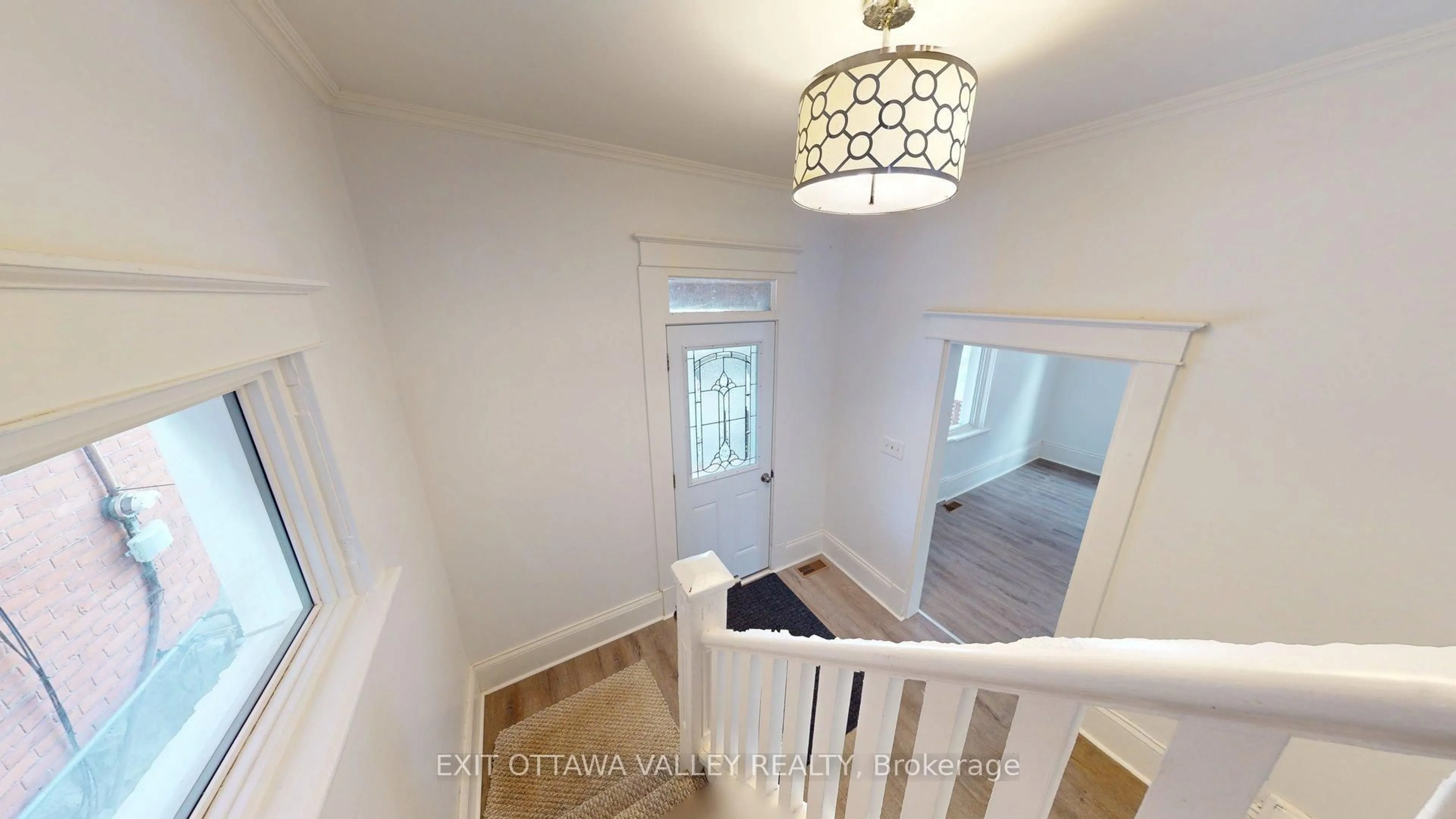 Indoor entryway for 216 Mary St, Pembroke Ontario K8A 5V8