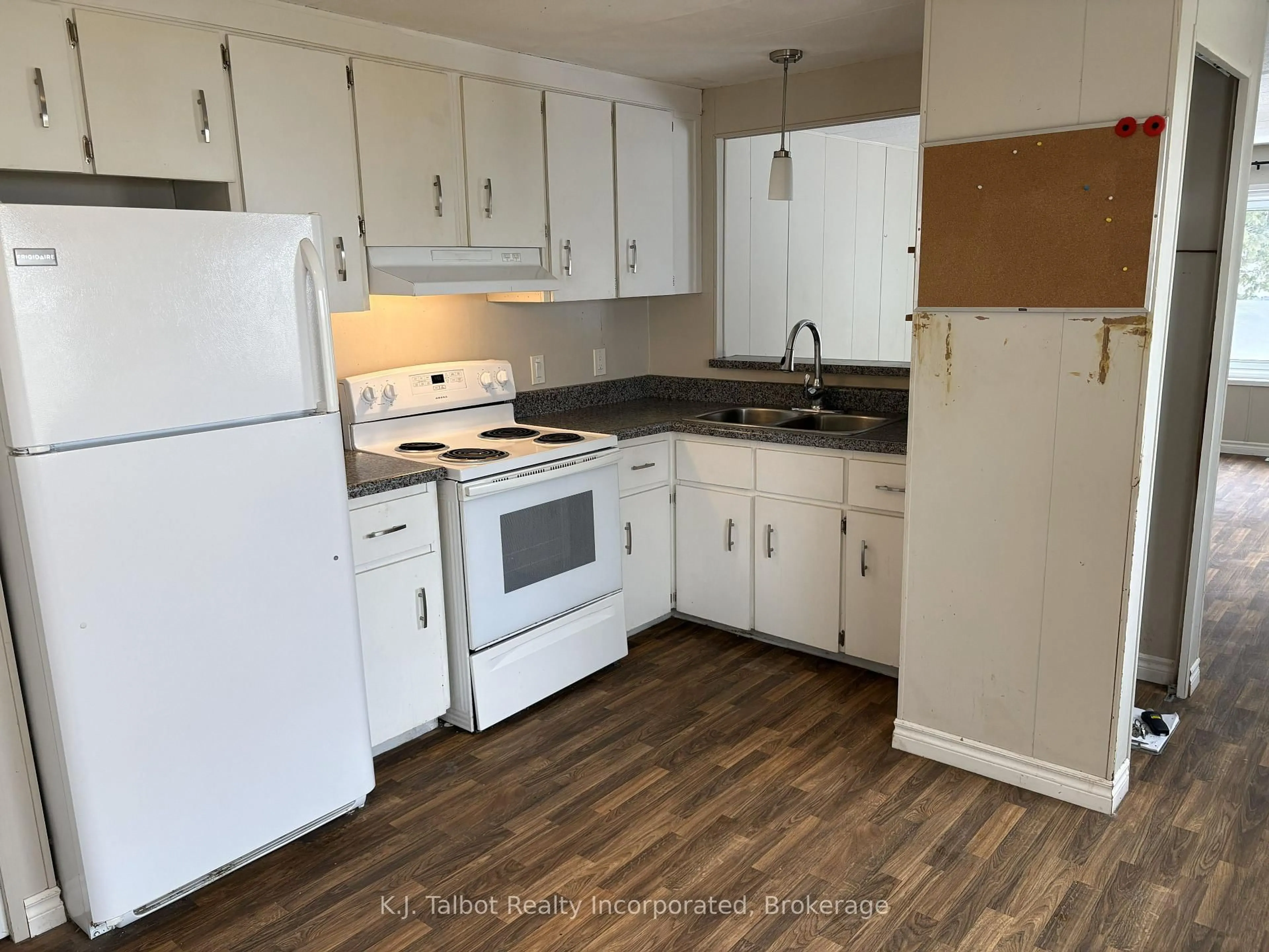 Standard kitchen, unknown for 8 Bloomsbury St, Ashfield-Colborne-Wawanosh Ontario N7A 3Y2