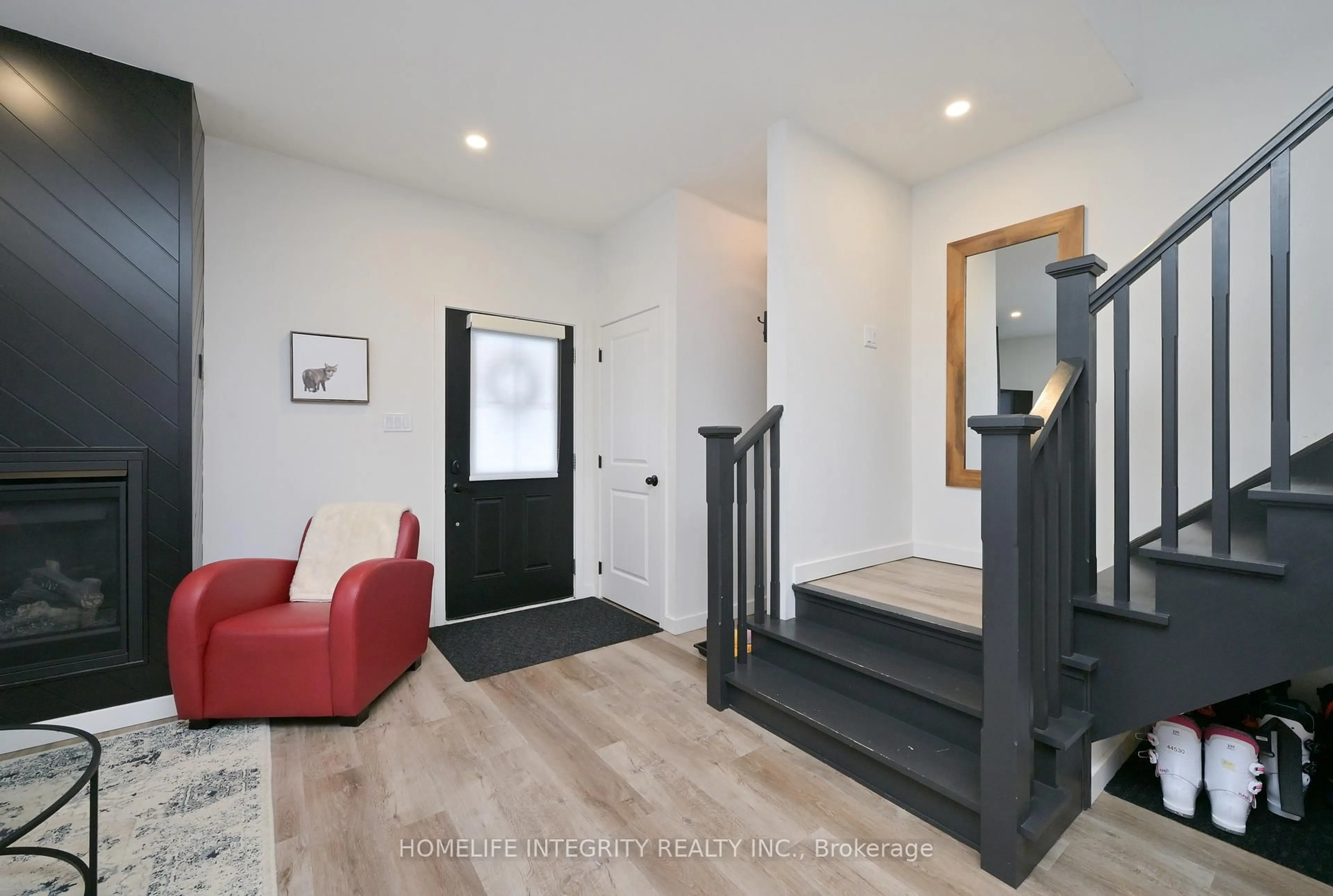 Indoor entryway for 628195 15th Sdrd, Mulmur Ontario L9V 0T9