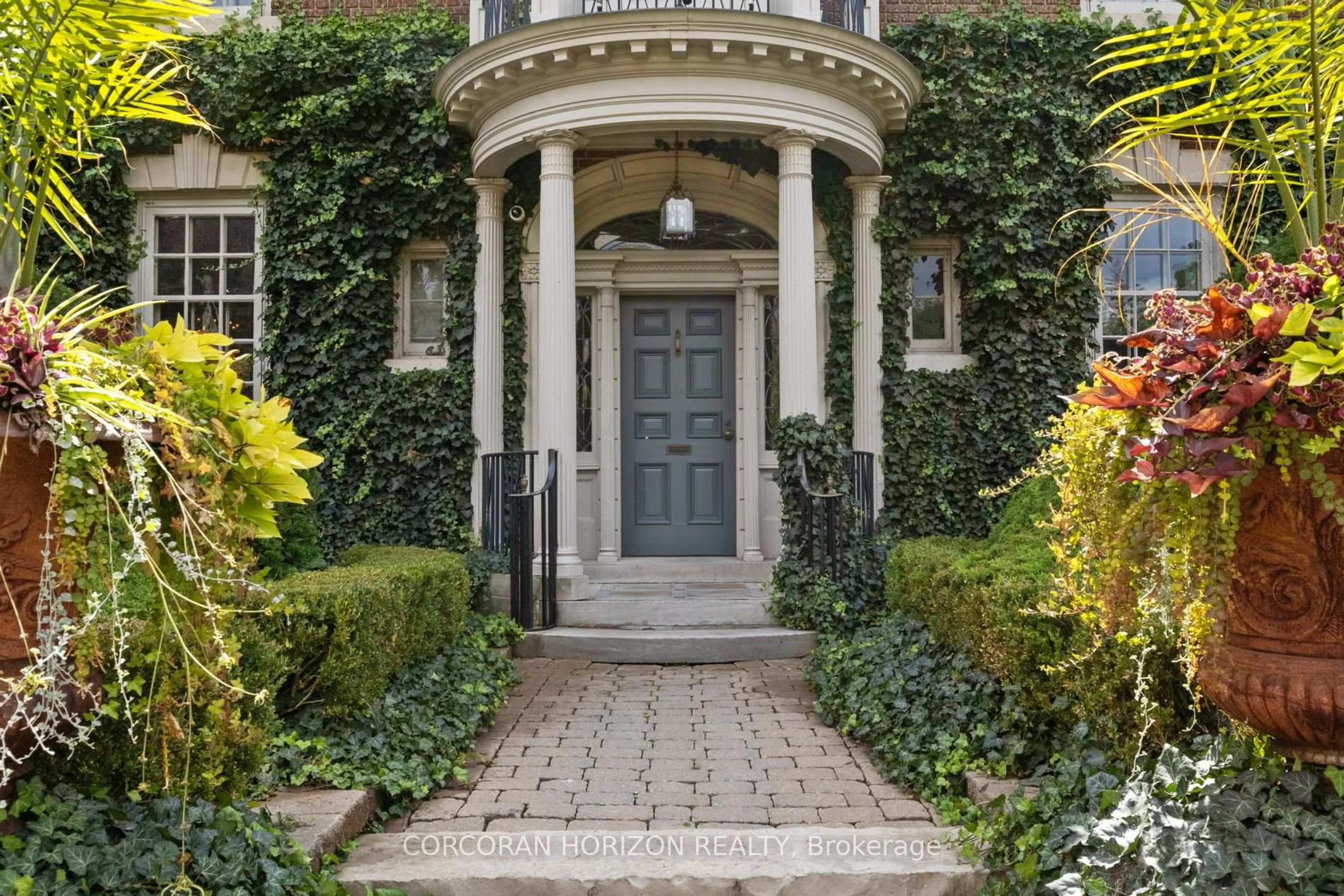 Indoor entryway for 33 Salisbury Ave, Cambridge Ontario N1S 1J1