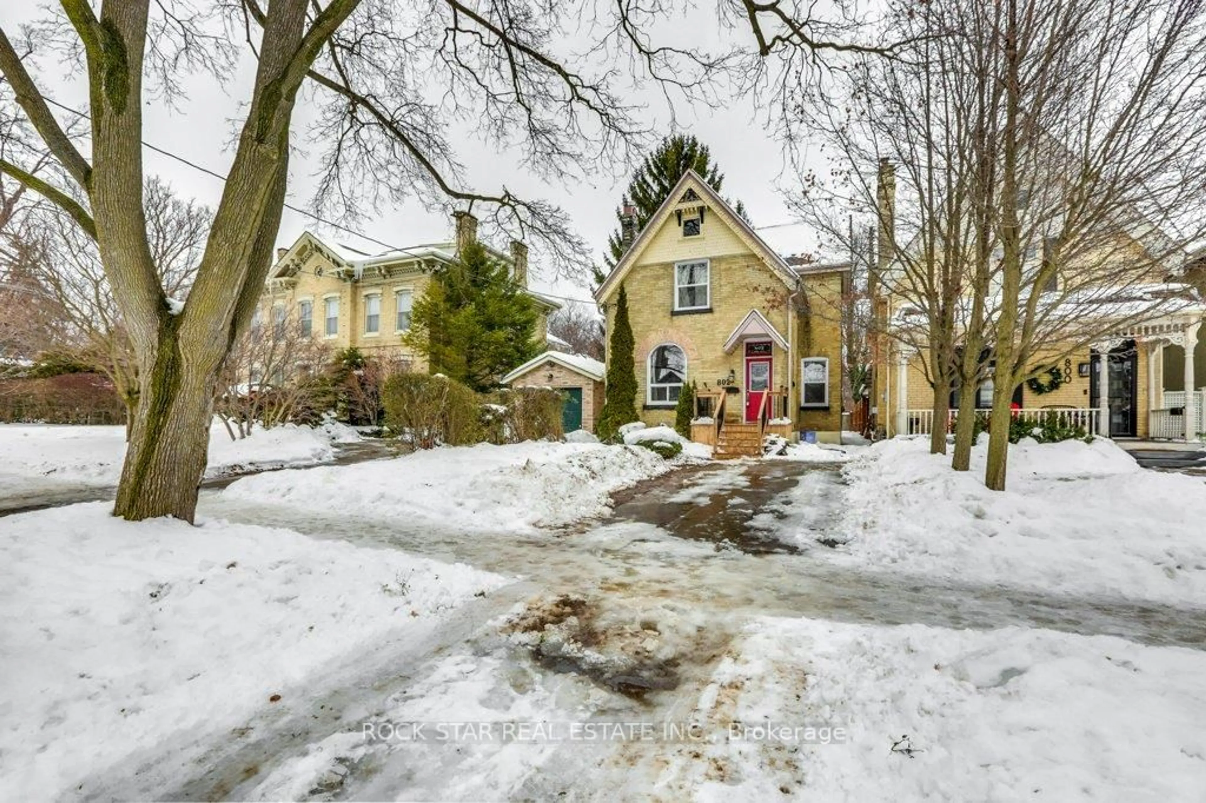 A pic from outside/outdoor area/front of a property/back of a property/a pic from drone, street for 802 Waterloo St, London East Ontario N6A 3W4