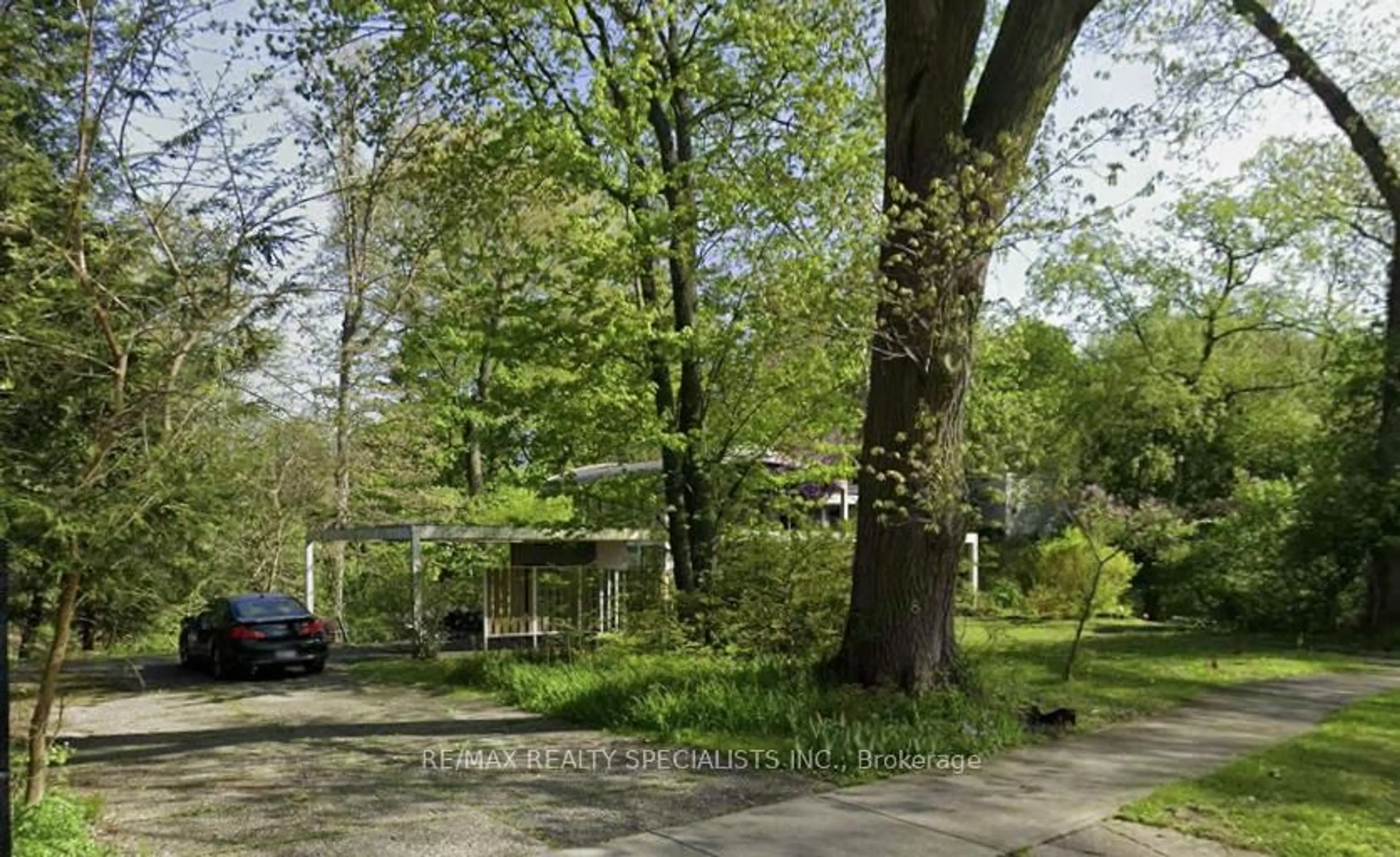 Parking for 8 Mayfair Pl, Hamilton Ontario L8S 4G1