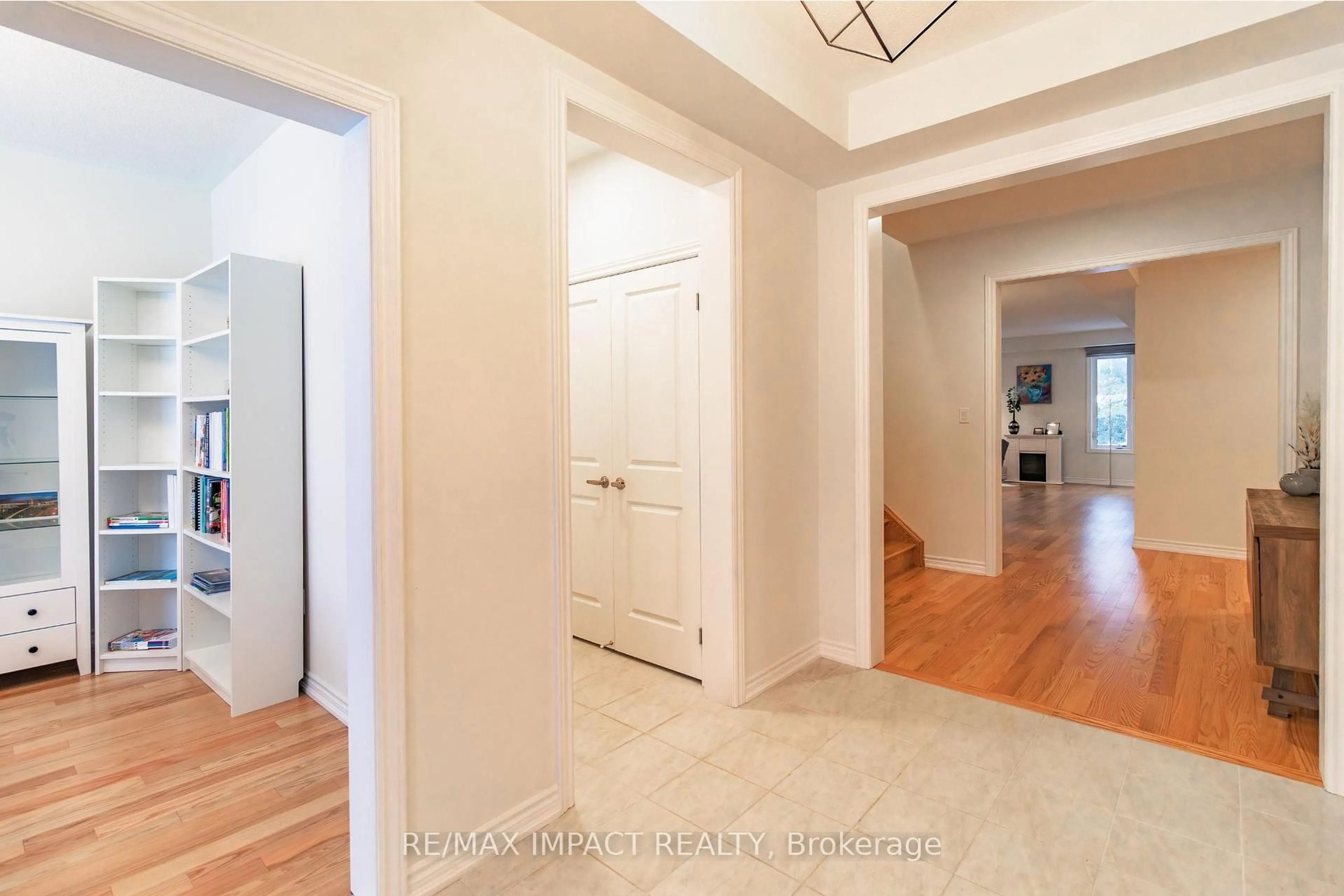 Indoor entryway for 39 Connolly Rd, Kawartha Lakes Ontario K9V 0P1