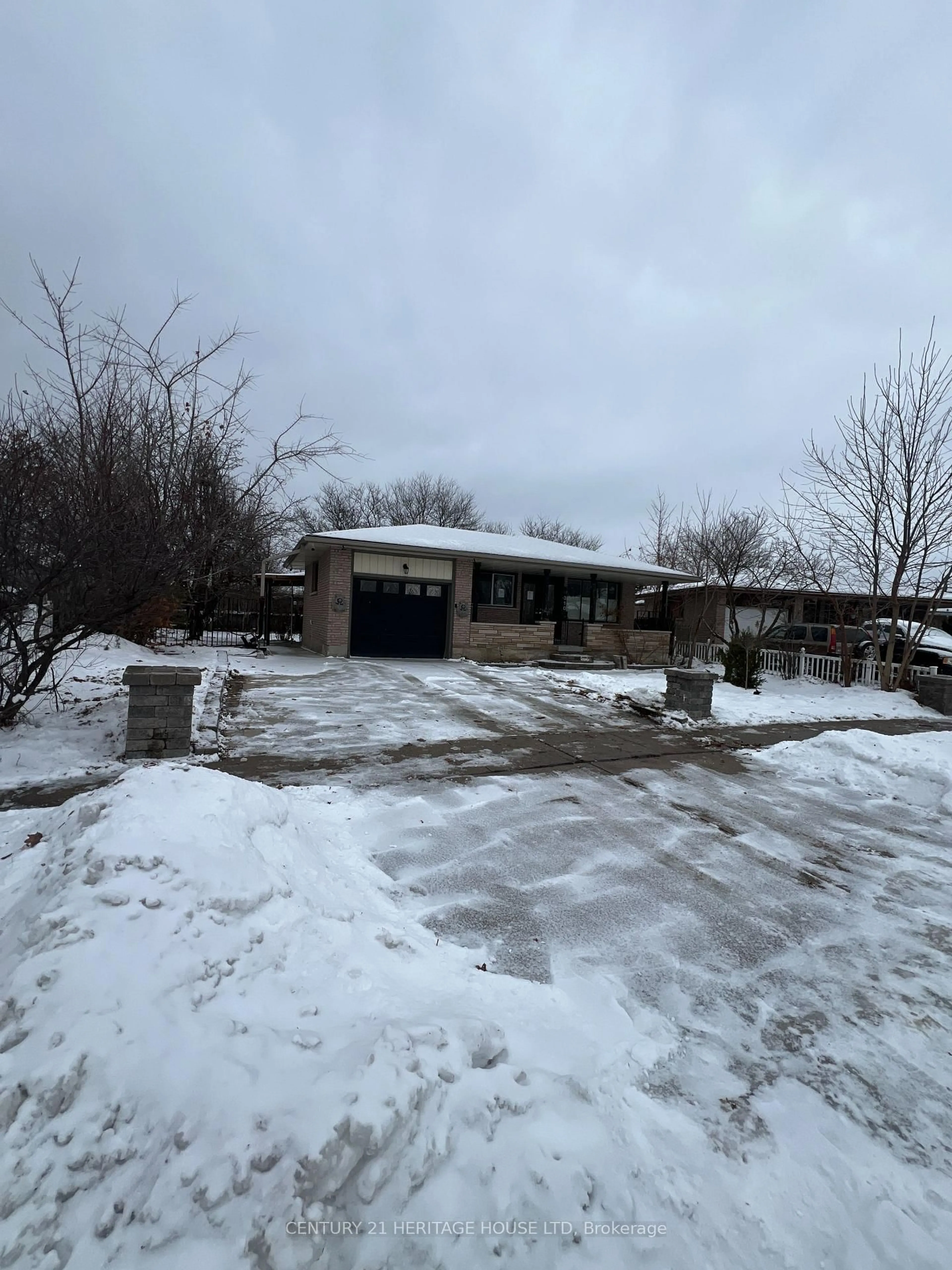 A pic from outside/outdoor area/front of a property/back of a property/a pic from drone, building for 310 Elliott St, Cambridge Ontario N1R 2L5