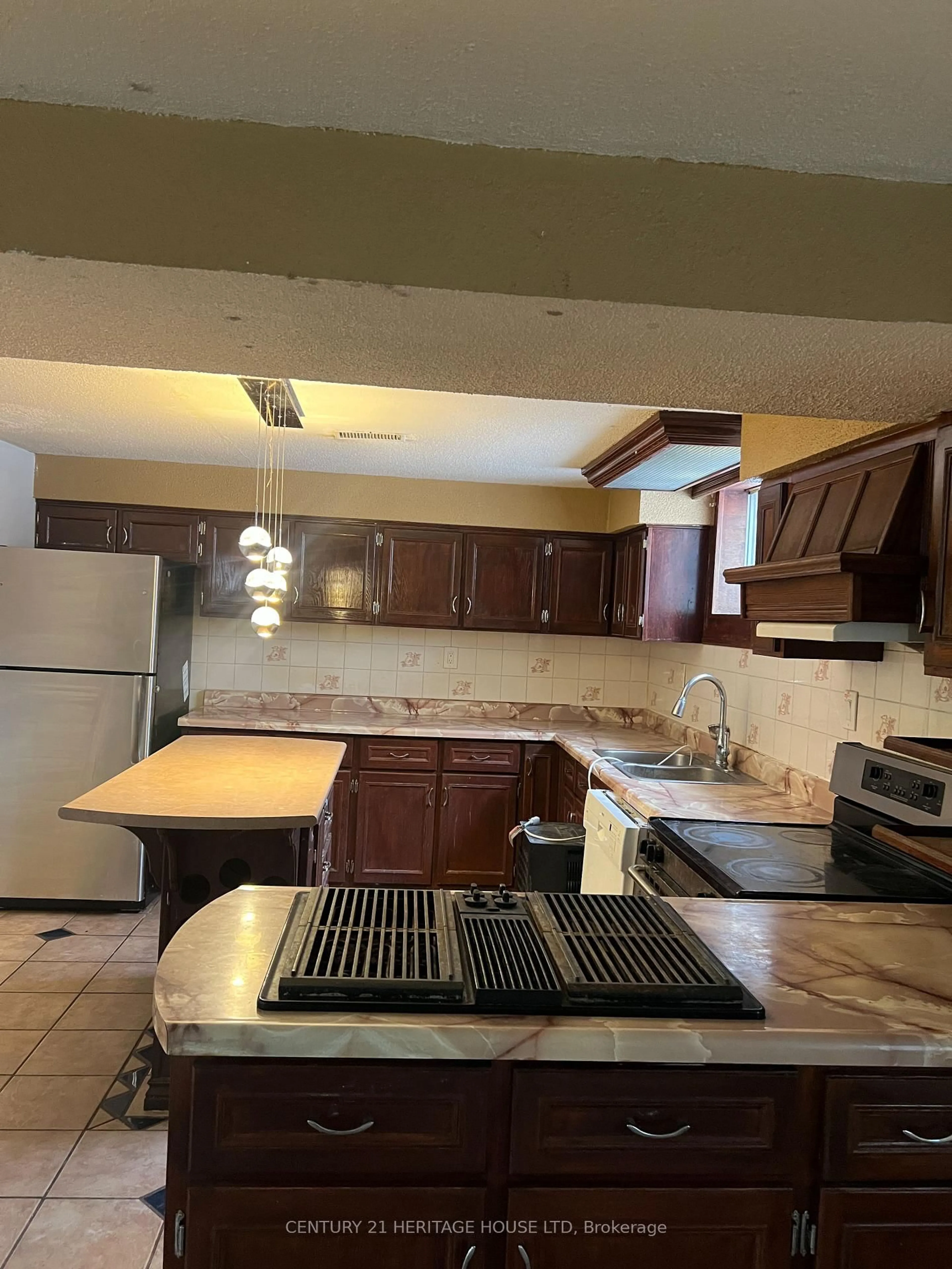 Standard kitchen, unknown for 310 Elliott St, Cambridge Ontario N1R 2L5