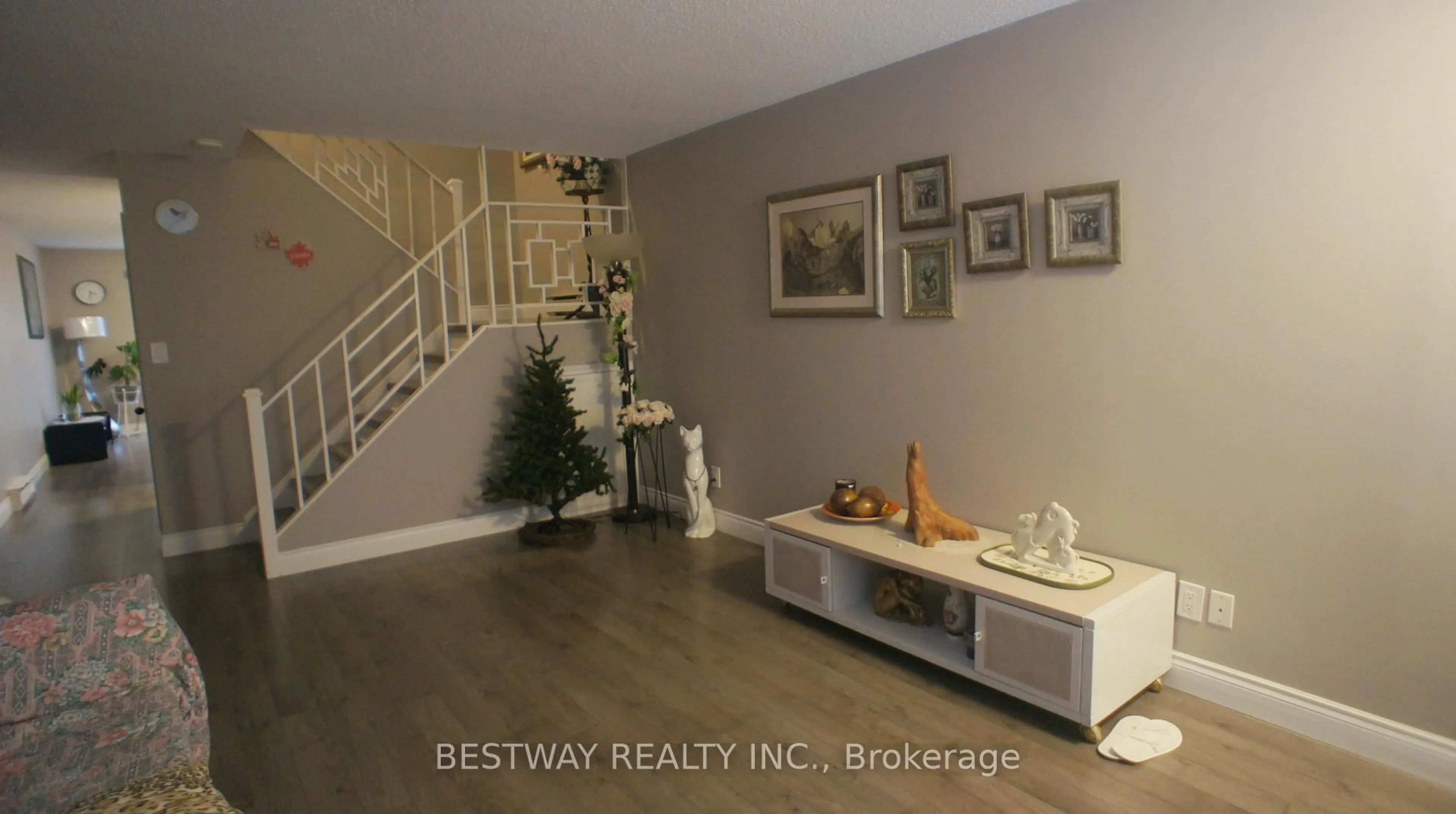 Indoor entryway for 8646 Willoughby Dr #16, Niagara Falls Ontario L2G 6X7