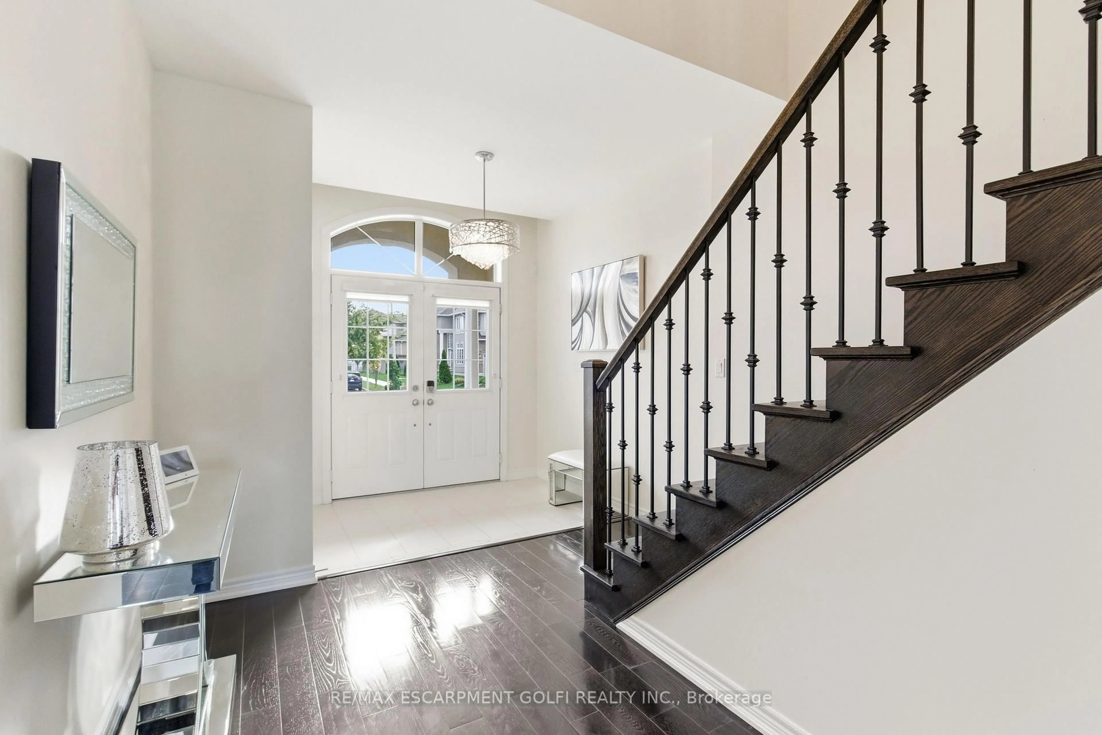 Indoor entryway for 142 Irwin Ave, Hamilton Ontario L9K 0G2