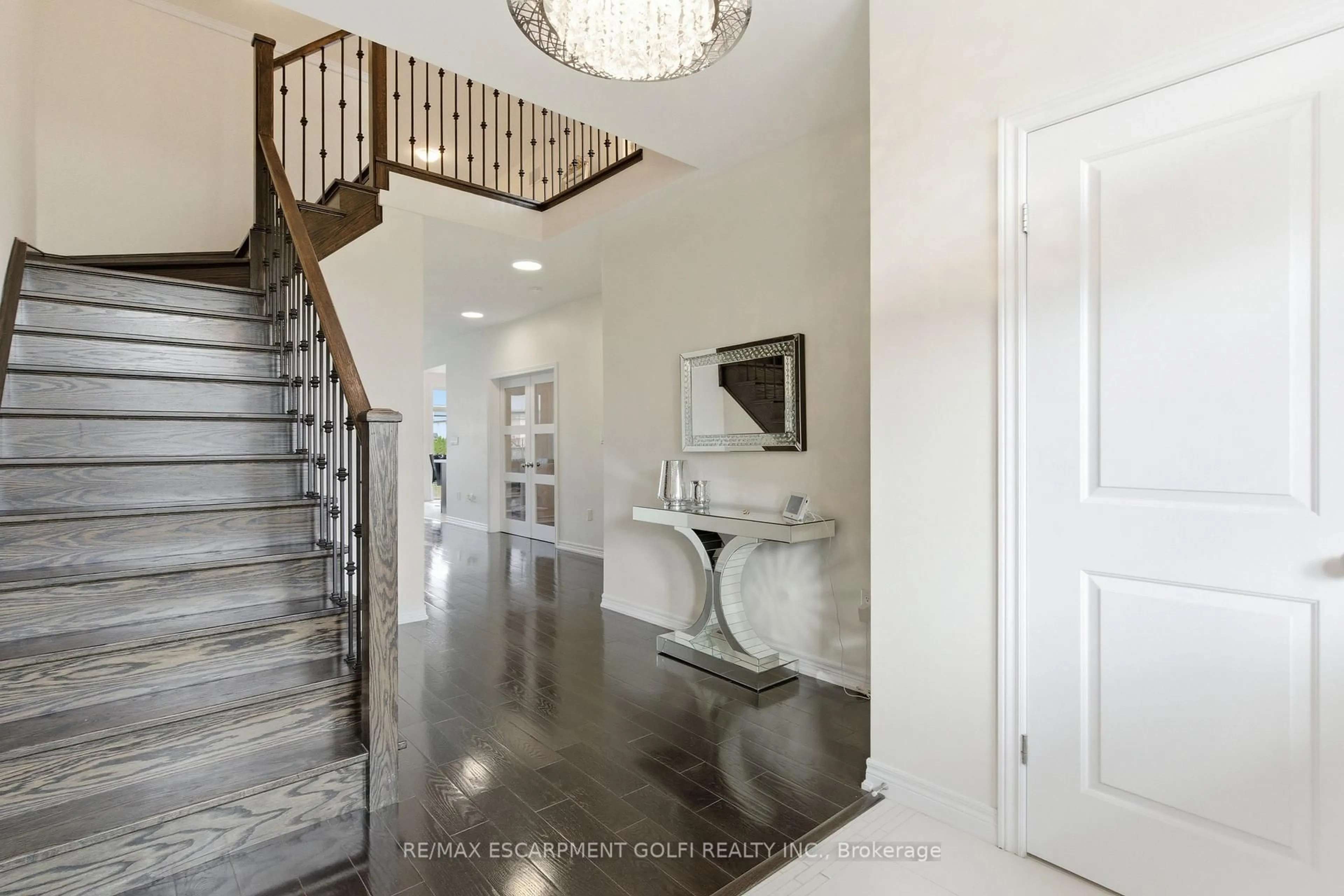 Indoor entryway for 142 Irwin Ave, Hamilton Ontario L9K 0G2