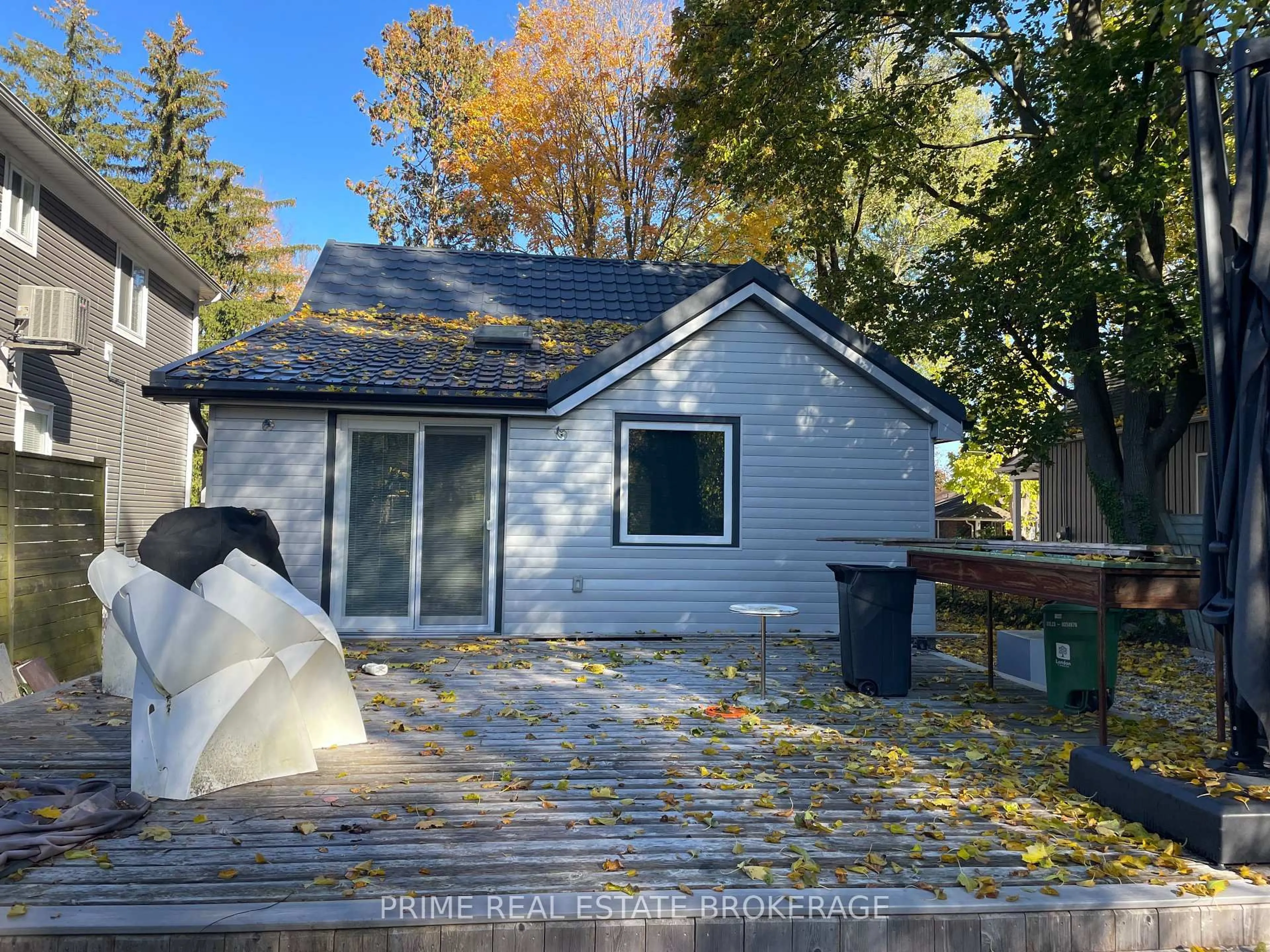 A pic from outside/outdoor area/front of a property/back of a property/a pic from drone, street for 1294 Springbank Ave, London South Ontario N6K 1Z8