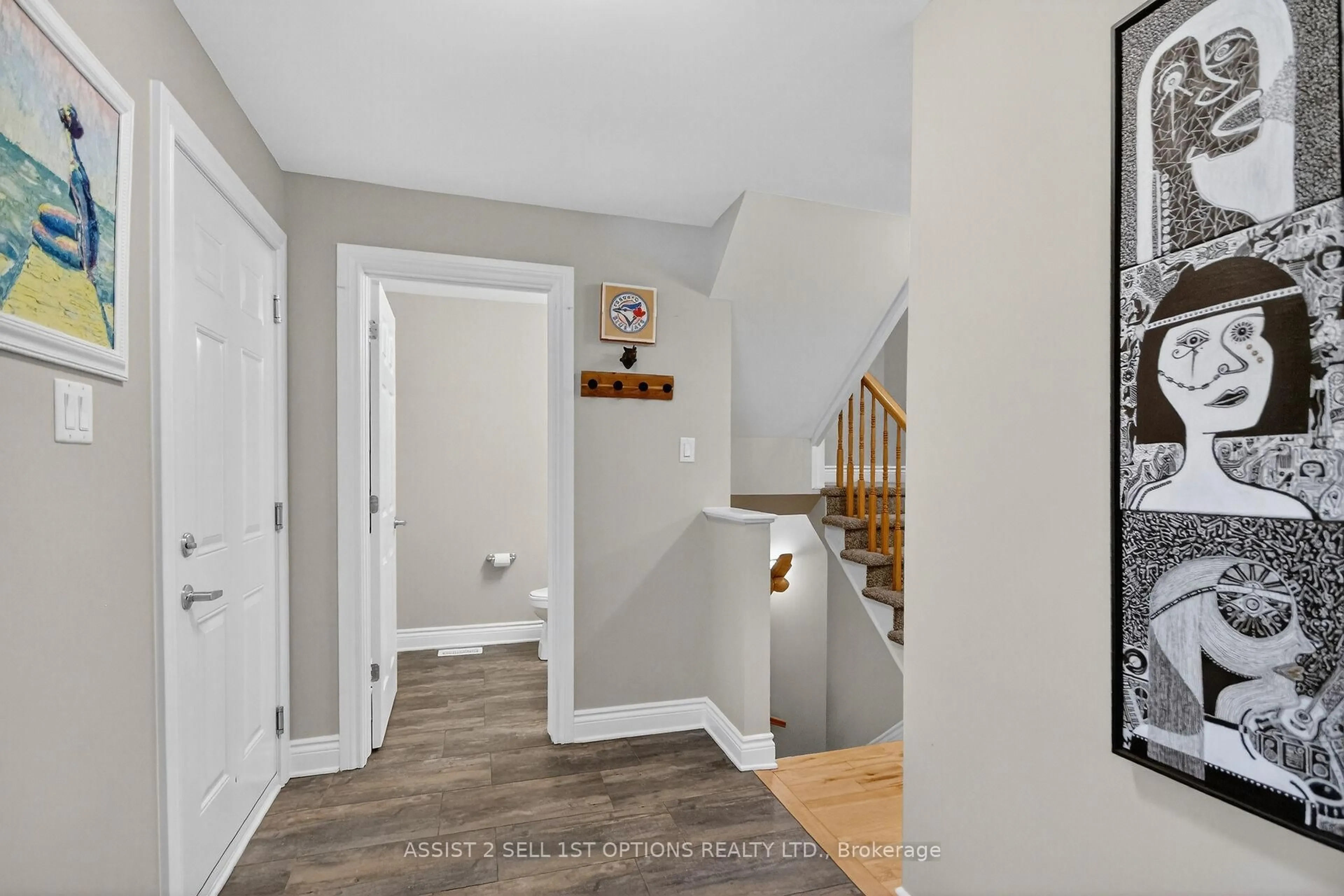 Indoor entryway for 355 Twilight Ave, Russell Ontario K4R 0E3
