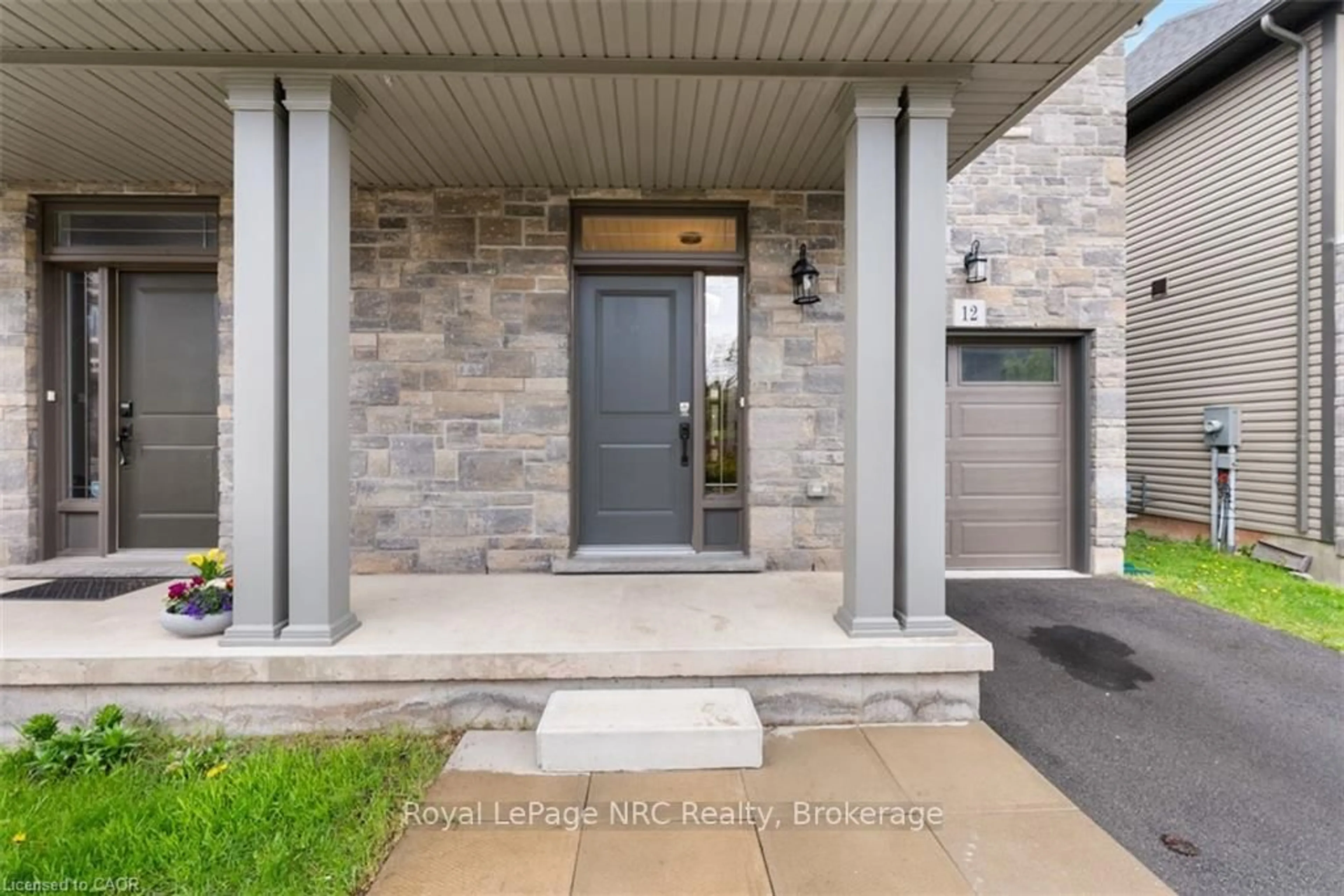 Indoor entryway for 12 Lindsay Way, Grimsby Ontario L3M 0H6