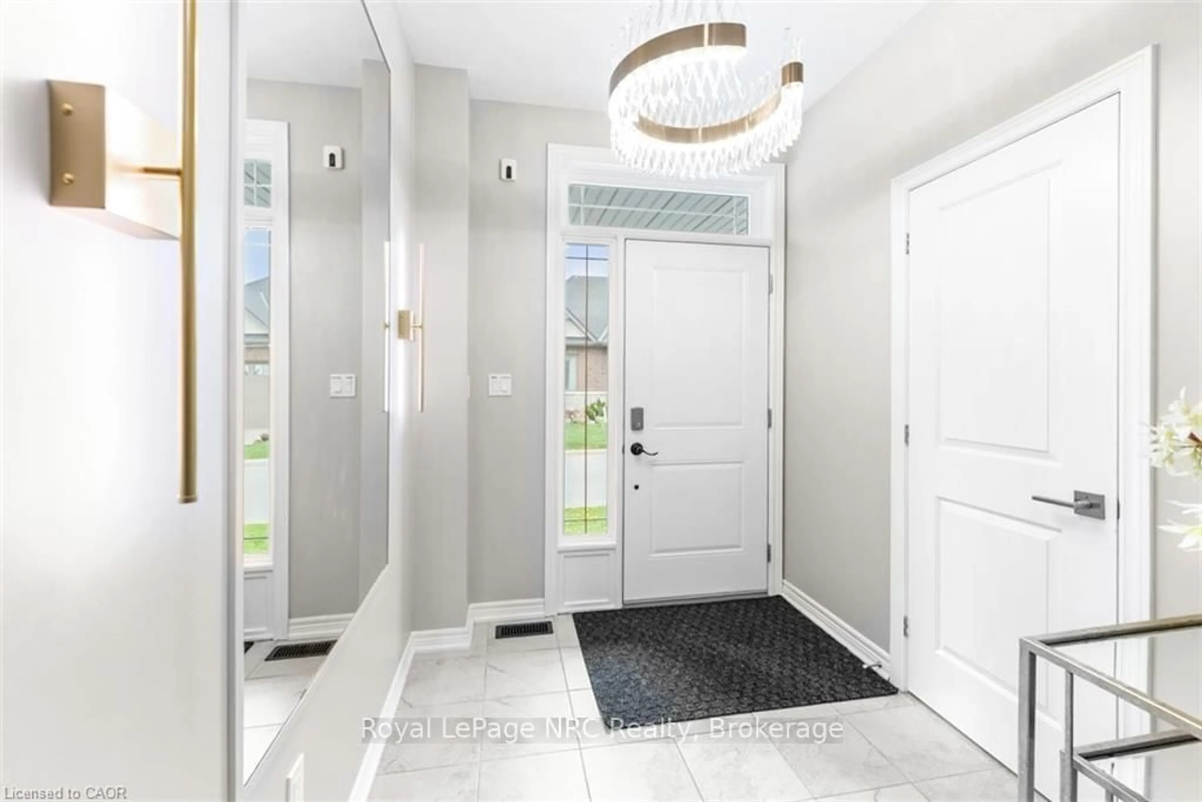 Indoor entryway for 12 Lindsay Way, Grimsby Ontario L3M 0H6