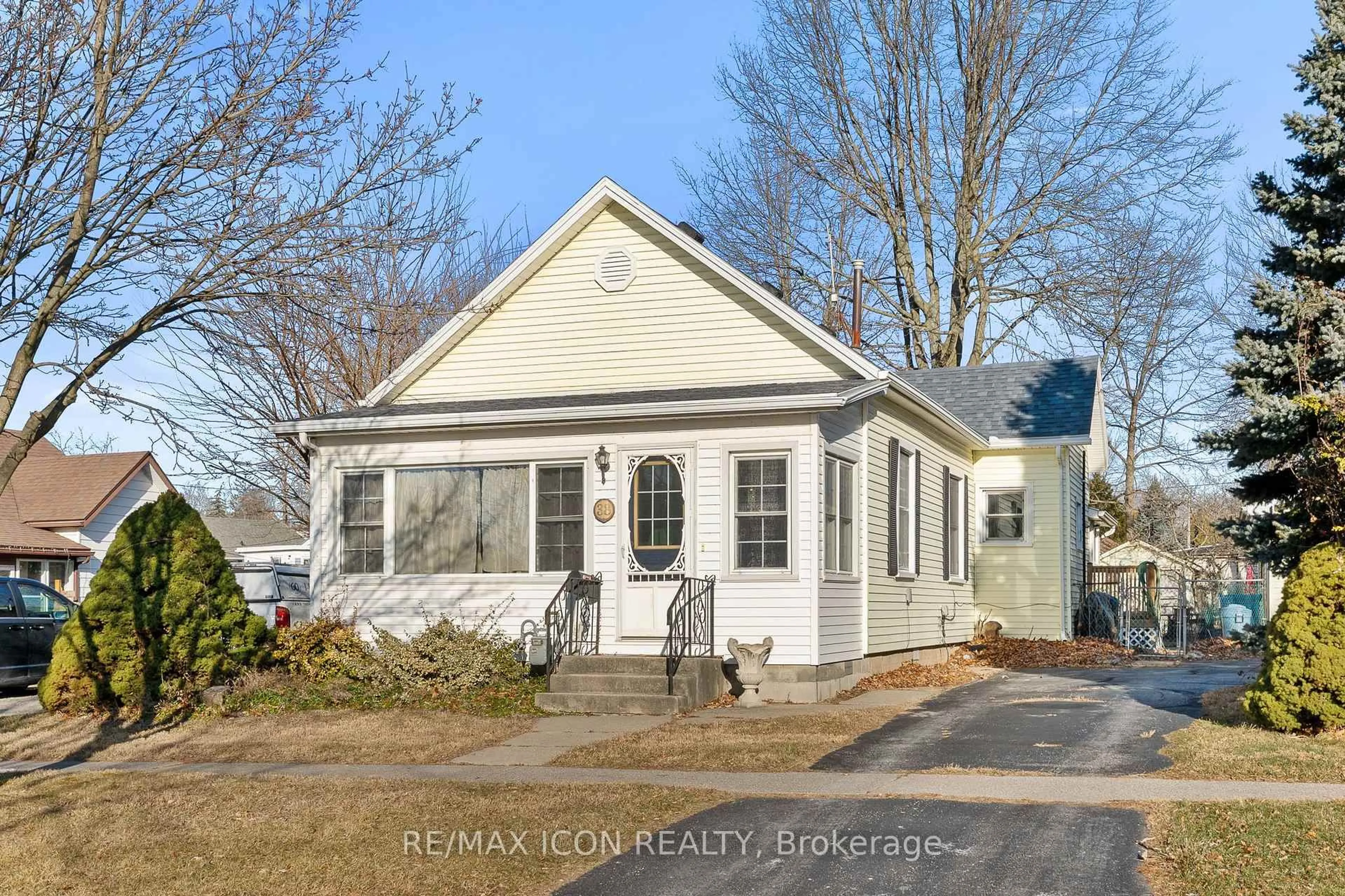 Home with vinyl exterior material, street for 38 Myrtle St, Kingsville Ontario N9Y 1M3