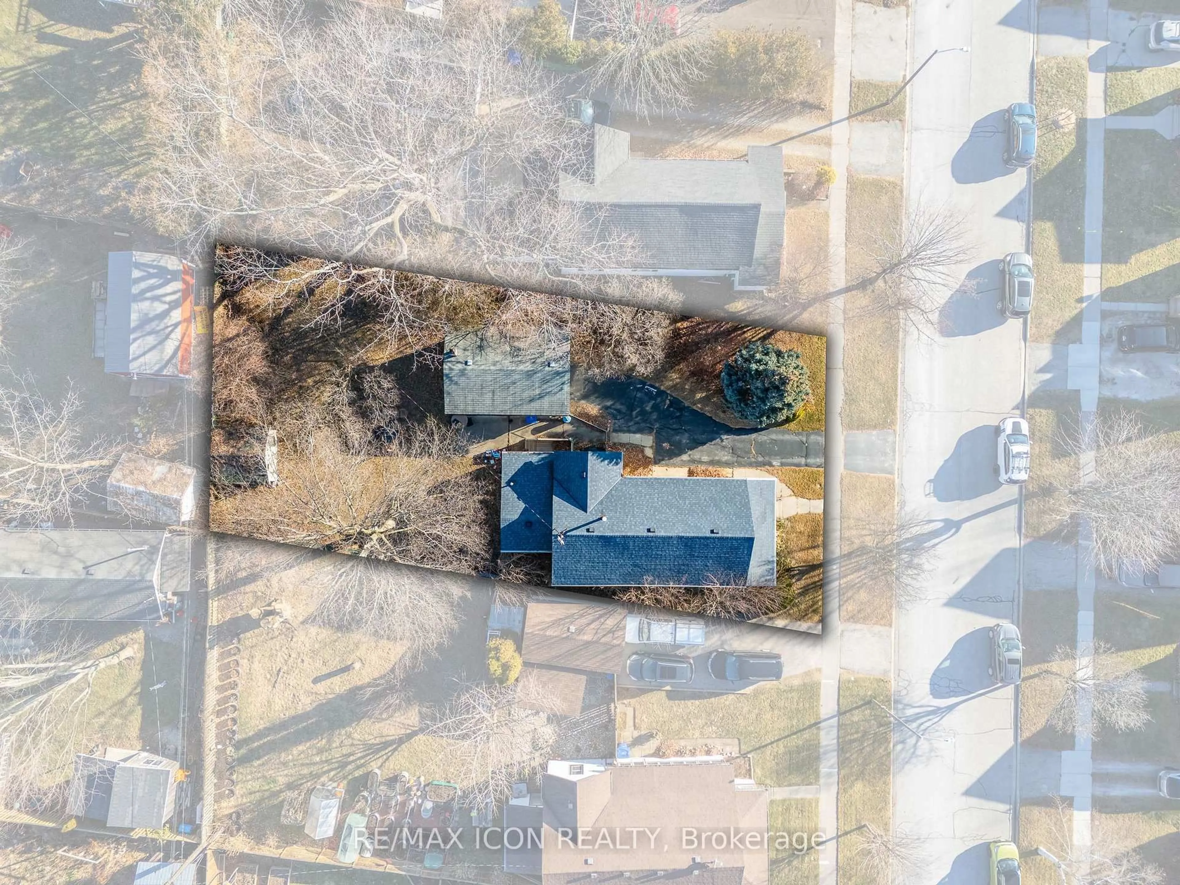A pic from outside/outdoor area/front of a property/back of a property/a pic from drone, building for 38 Myrtle St, Kingsville Ontario N9Y 1M3