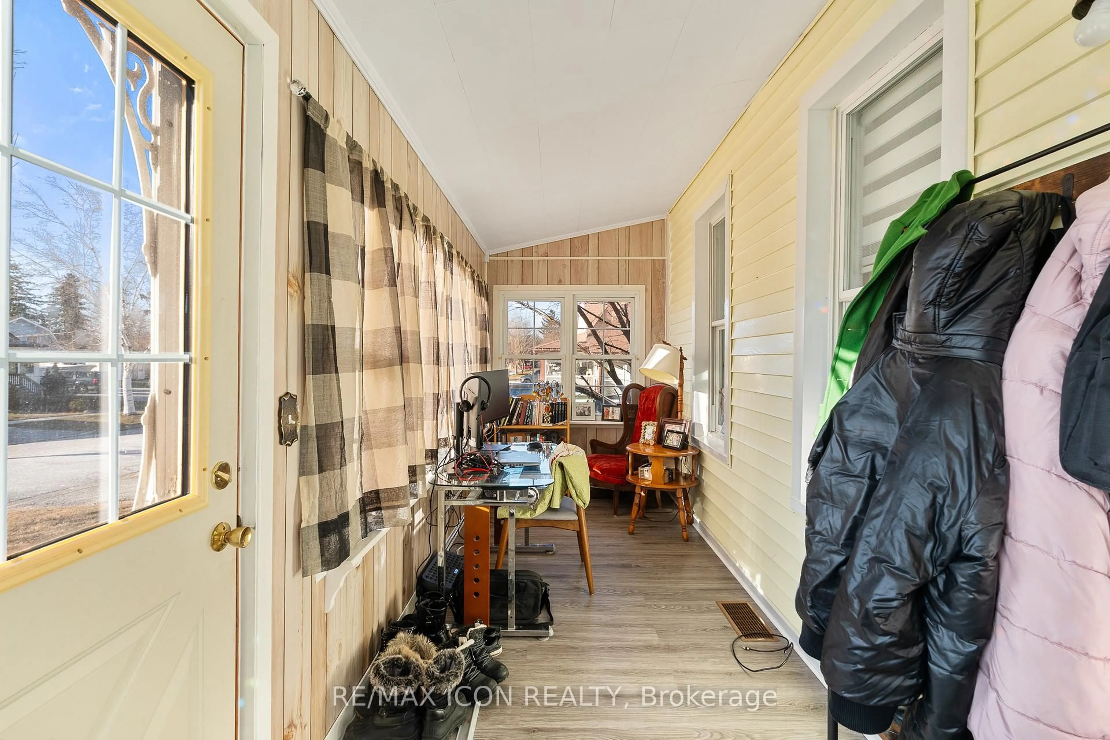 Indoor entryway for 38 Myrtle St, Kingsville Ontario N9Y 1M3