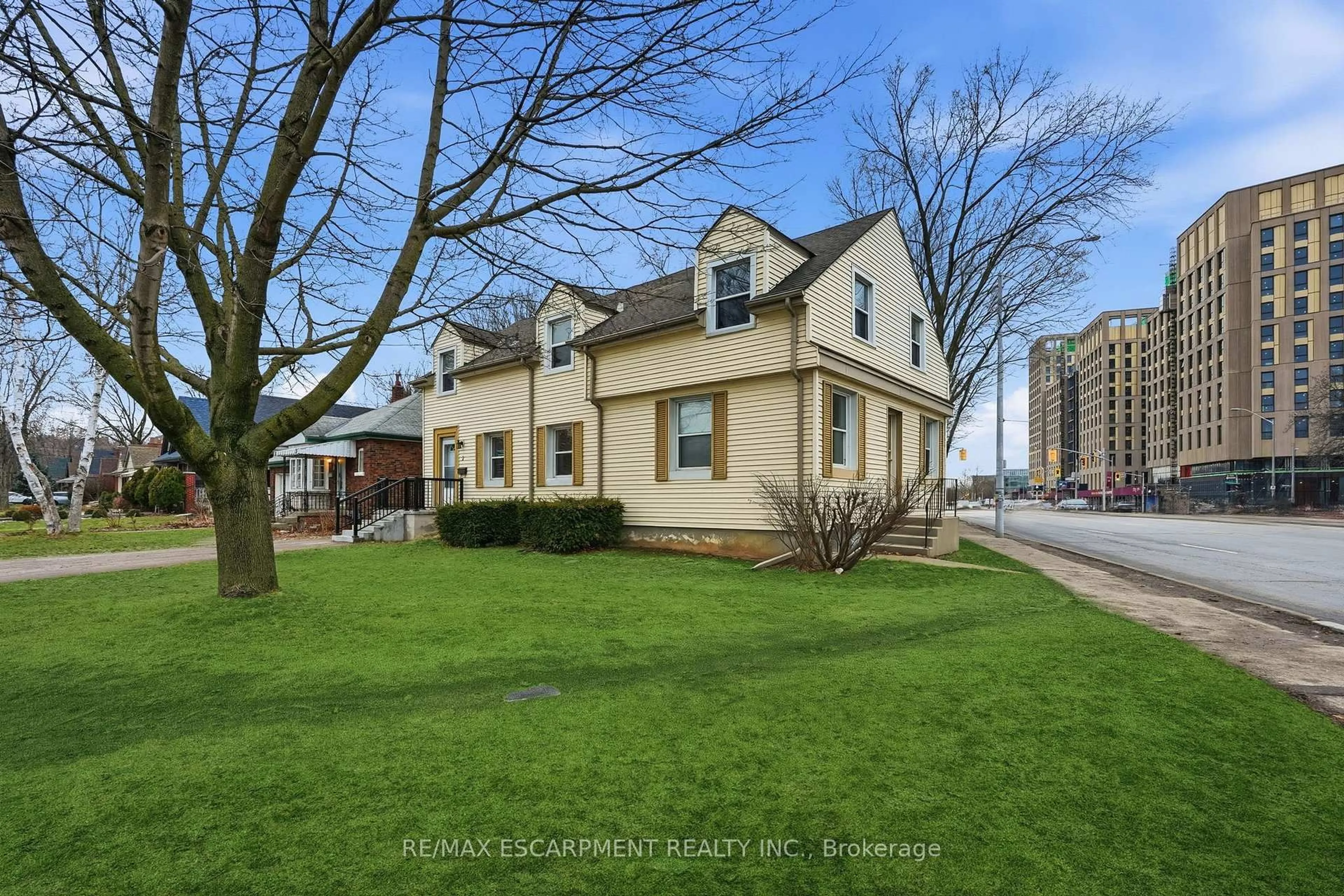 A pic from outside/outdoor area/front of a property/back of a property/a pic from drone, street for 2 Gary Ave, Hamilton Ontario L8S 1Y3
