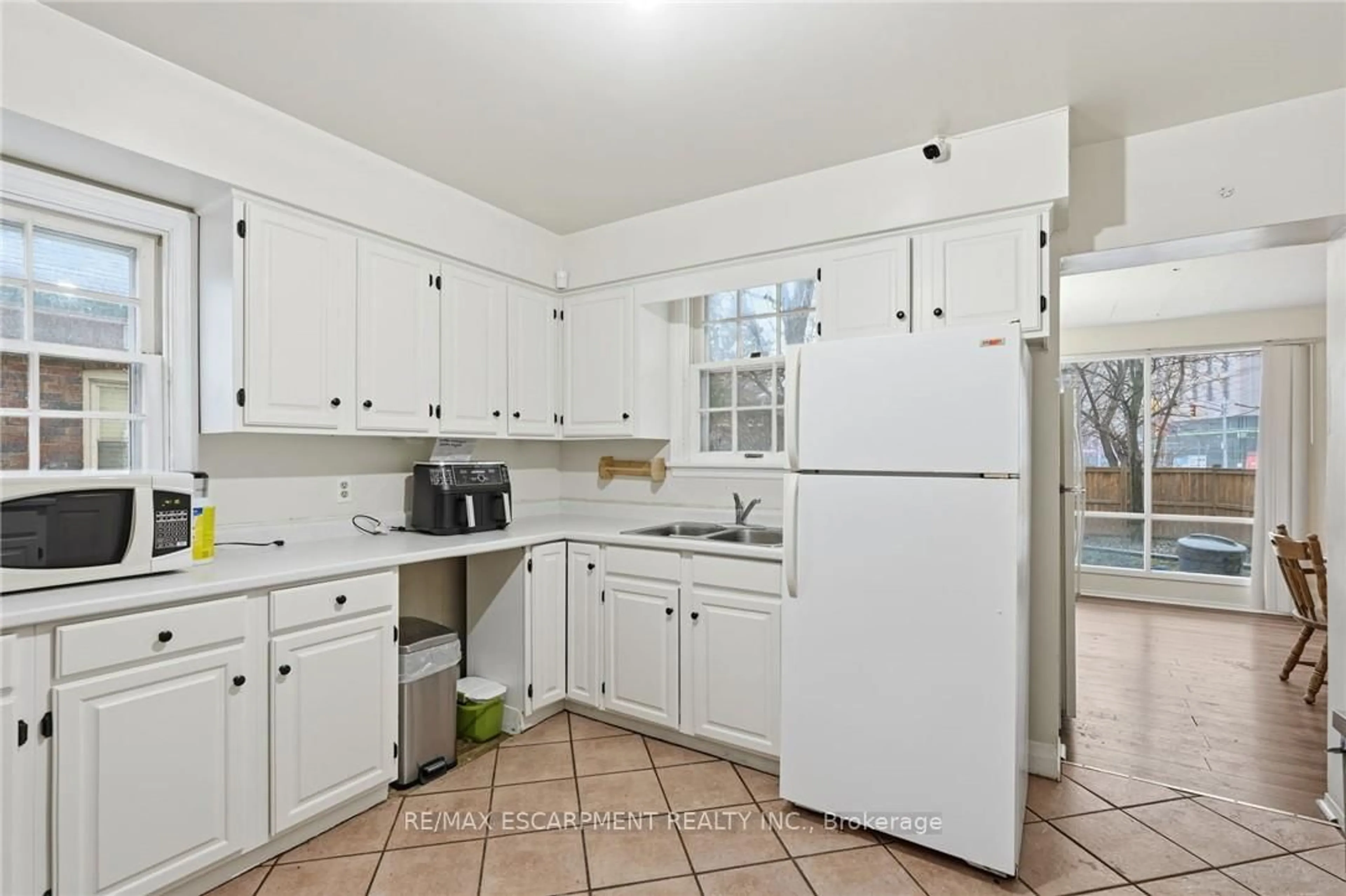 Standard kitchen, ceramic/tile floor for 2 Gary Ave, Hamilton Ontario L8S 1Y3