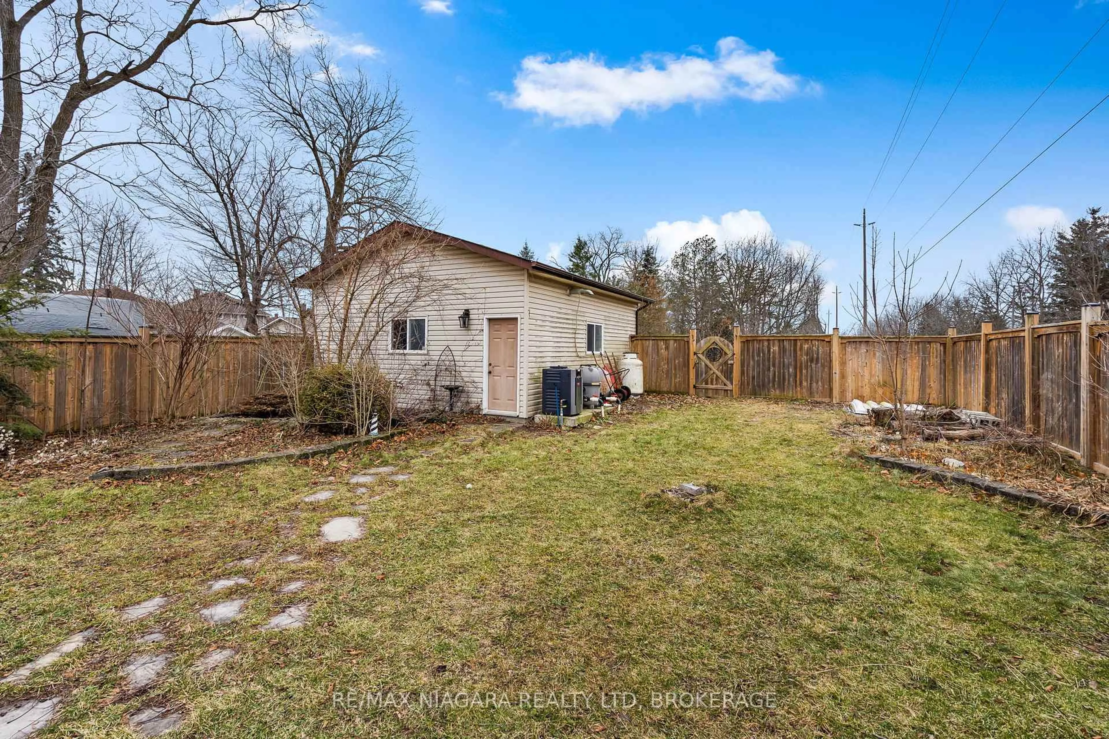 A pic from outside/outdoor area/front of a property/back of a property/a pic from drone, street for 272 Steele St, Port Colborne Ontario L3K 4X8