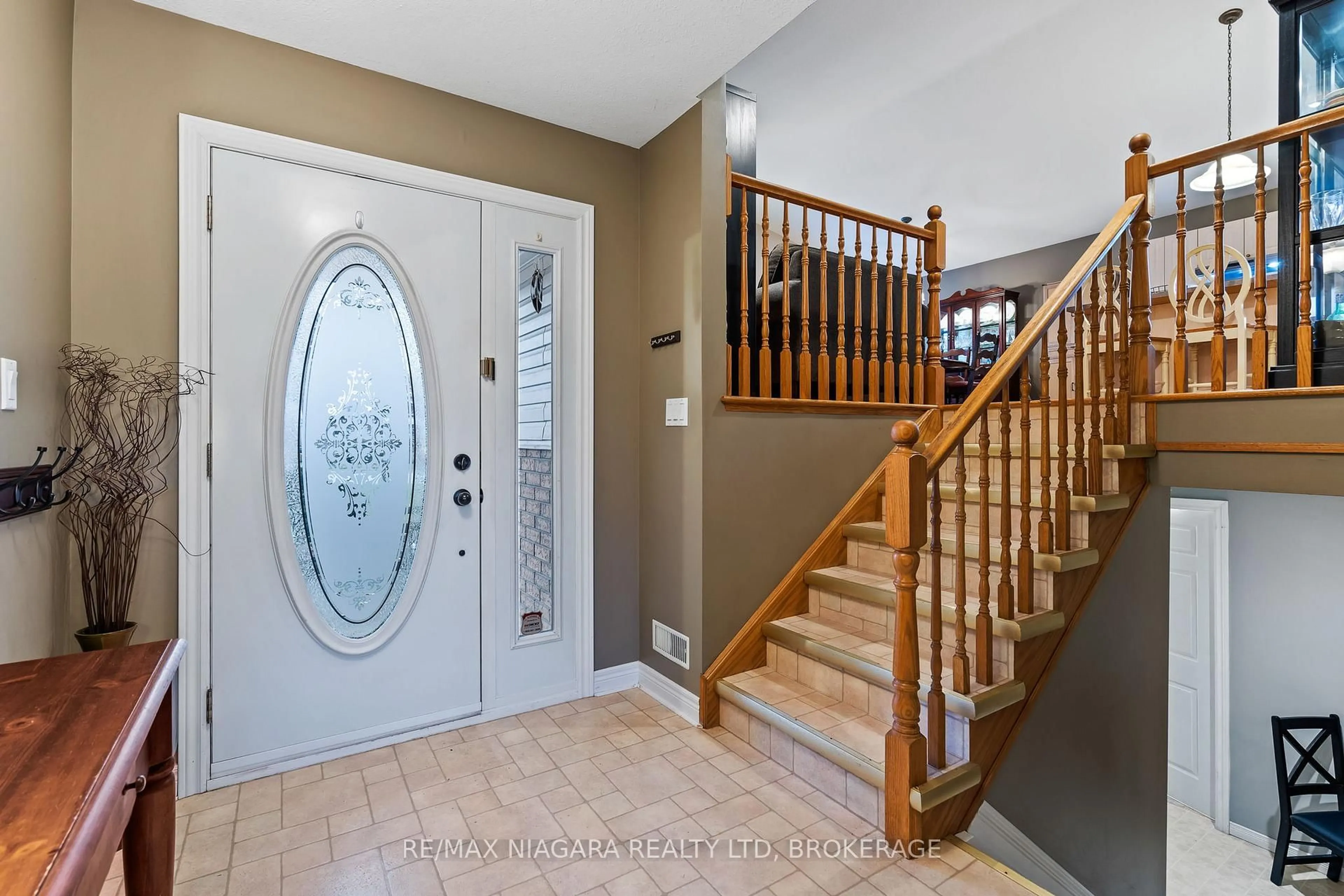 Indoor entryway for 272 Steele St, Port Colborne Ontario L3K 4X8