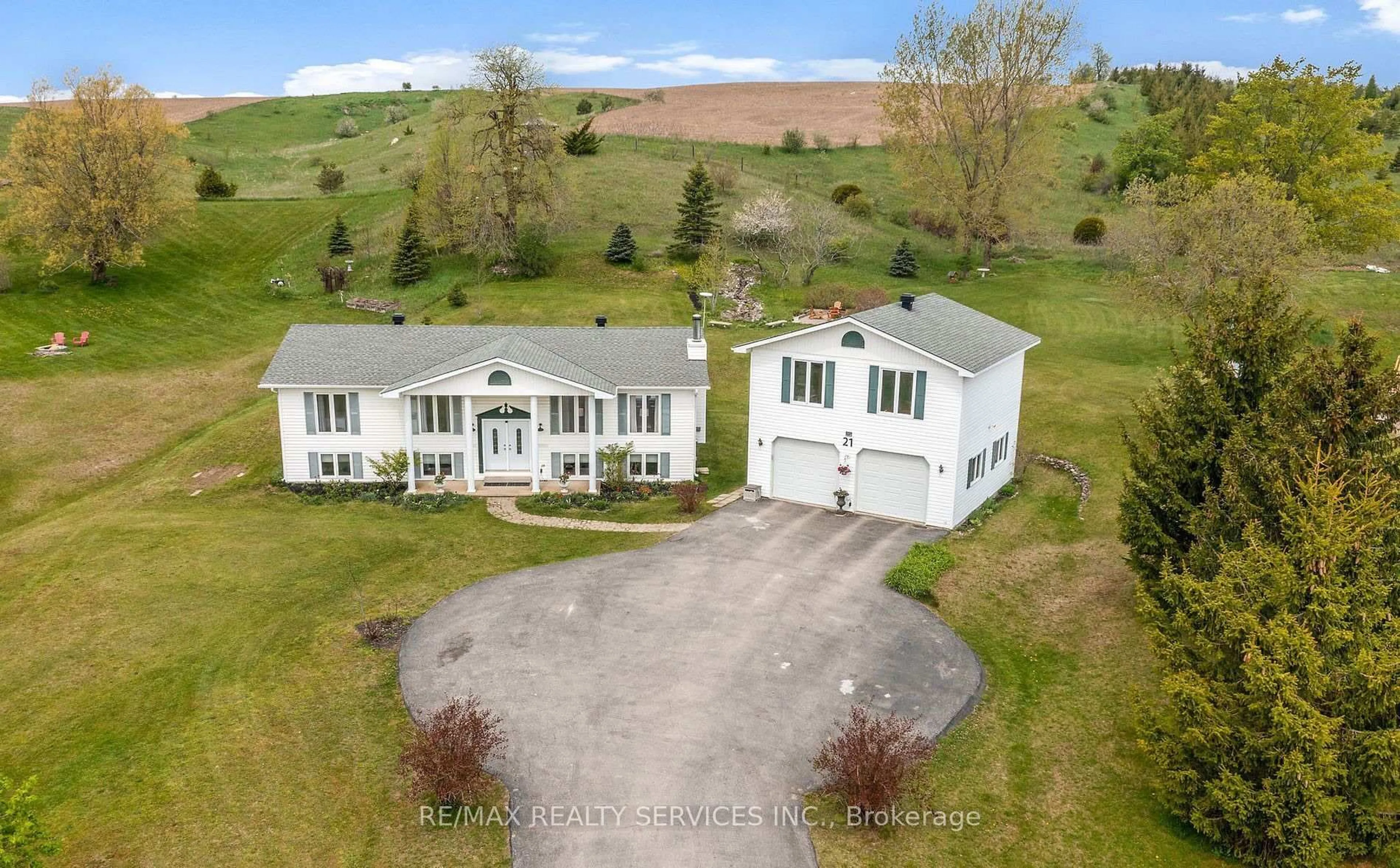 A pic from outside/outdoor area/front of a property/back of a property/a pic from drone, building for 21 Barbour Dr, Erin Ontario N0B 1Z0