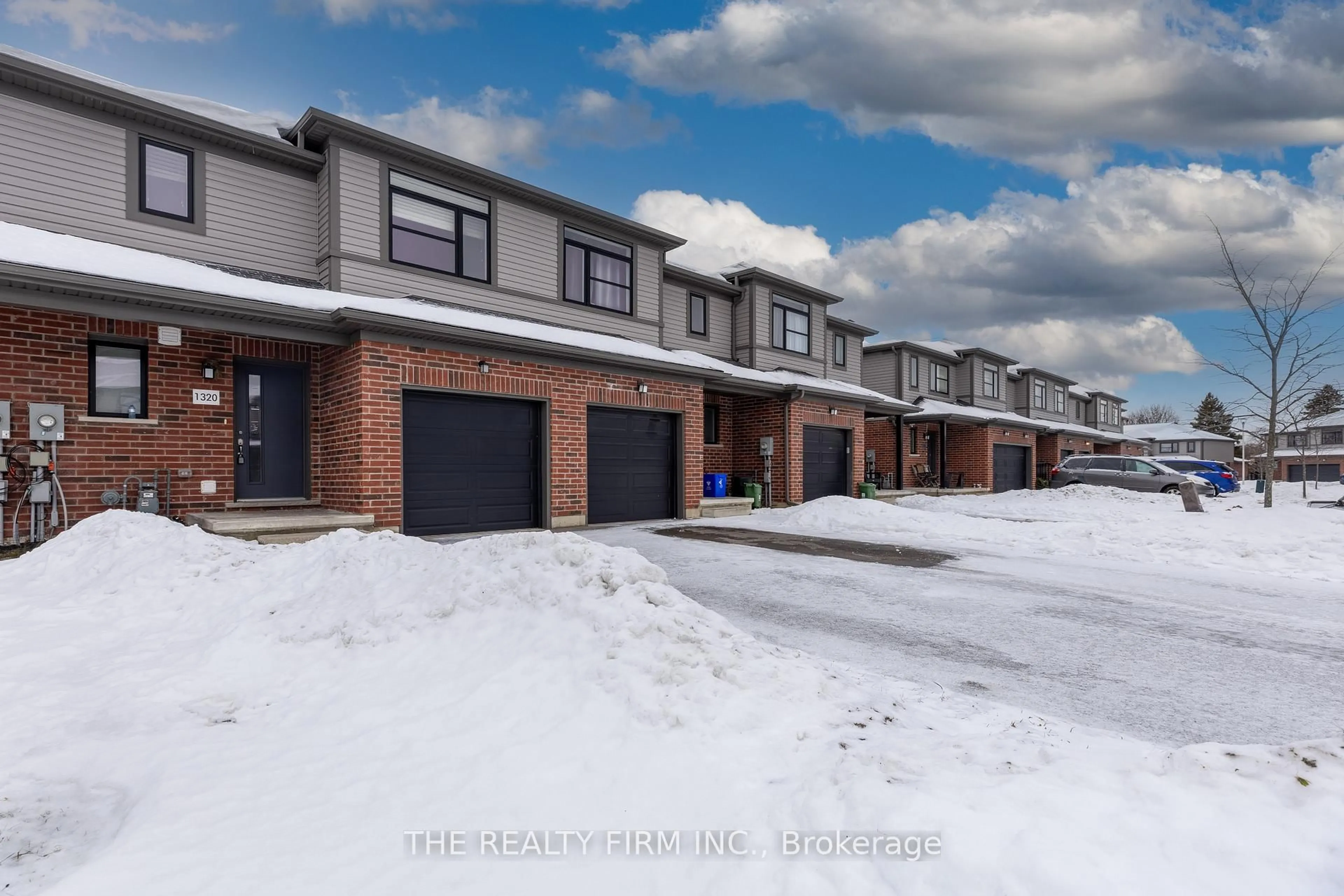 A pic from outside/outdoor area/front of a property/back of a property/a pic from drone, street for 1320 Michael Circ, London East Ontario N5V 0B8
