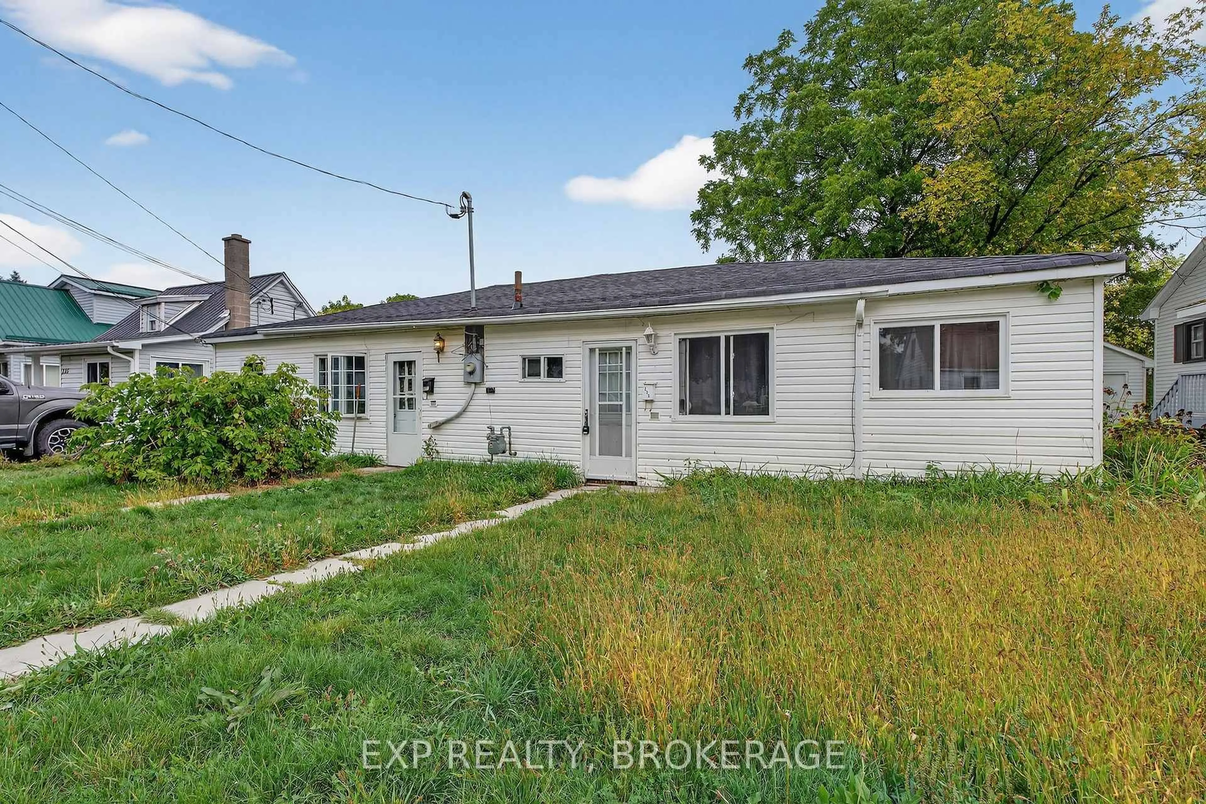 A pic from outside/outdoor area/front of a property/back of a property/a pic from drone, street for 225-227 VICTORIA Ave, Gananoque Ontario K7G 2S3