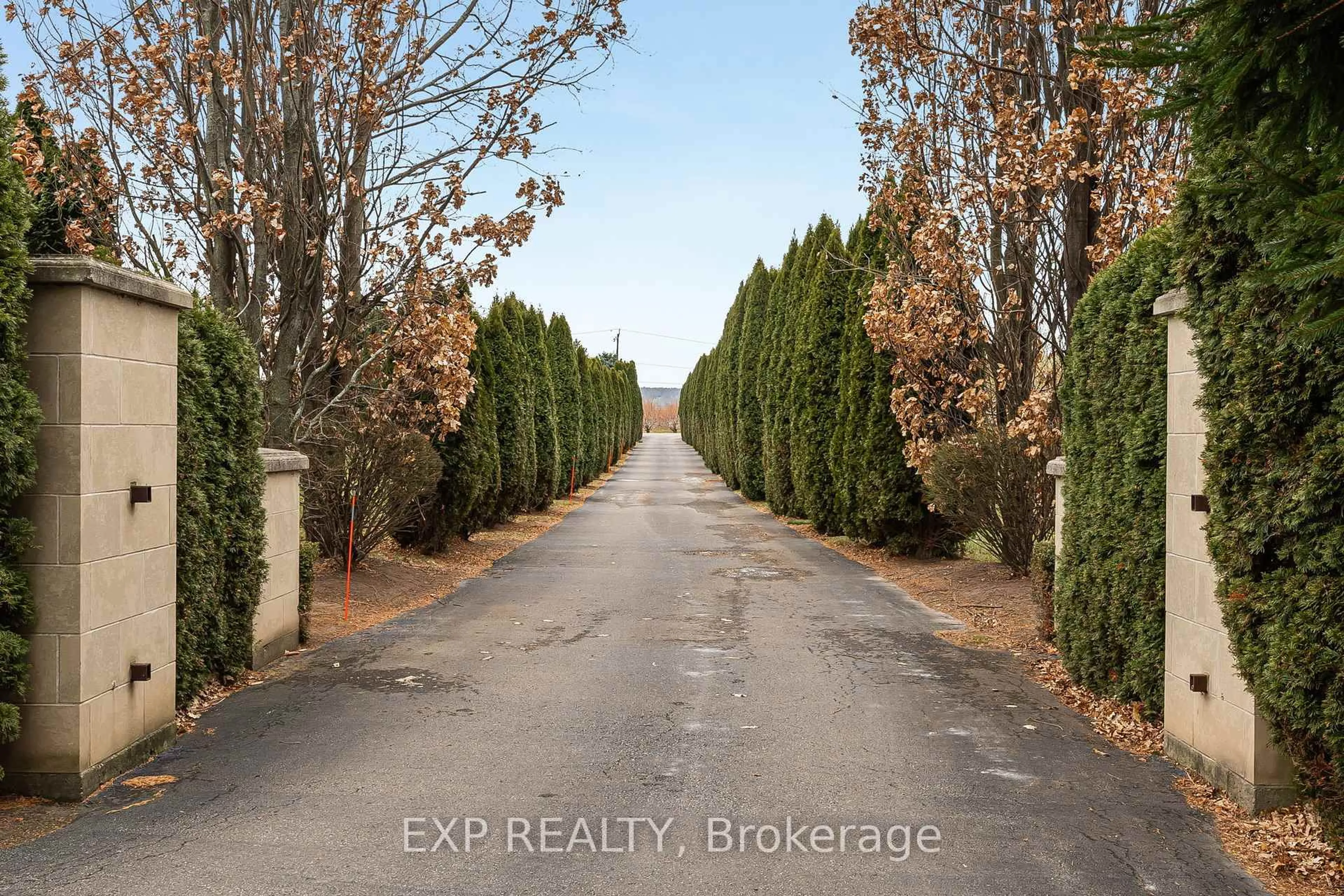 A pic from outside/outdoor area/front of a property/back of a property/a pic from drone, street for 5545 Blezard Dr, Lincoln Ontario L3J 1R1