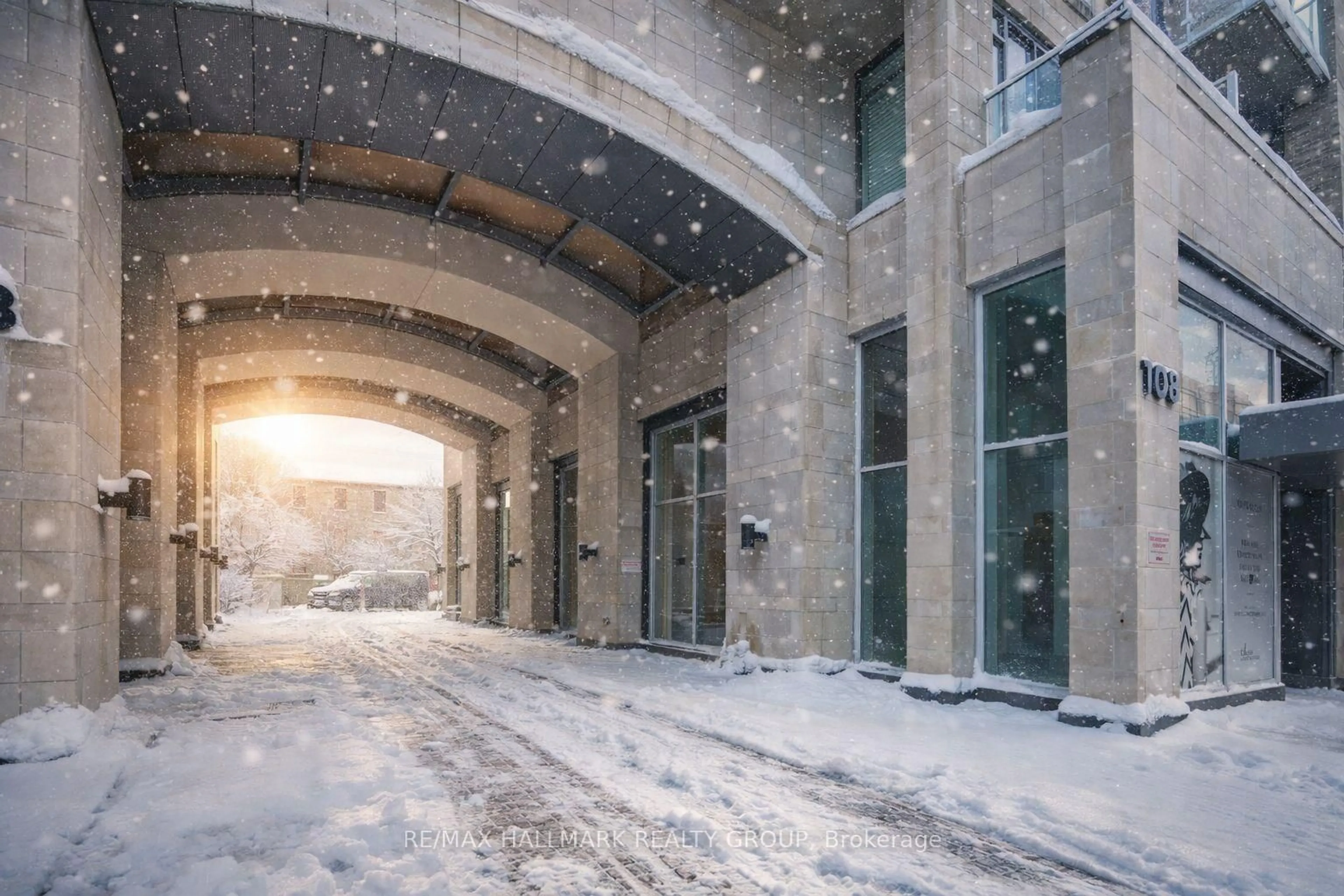 Indoor foyer for 108 Richmond Rd #804, Ottawa Ontario K1Z 0B3