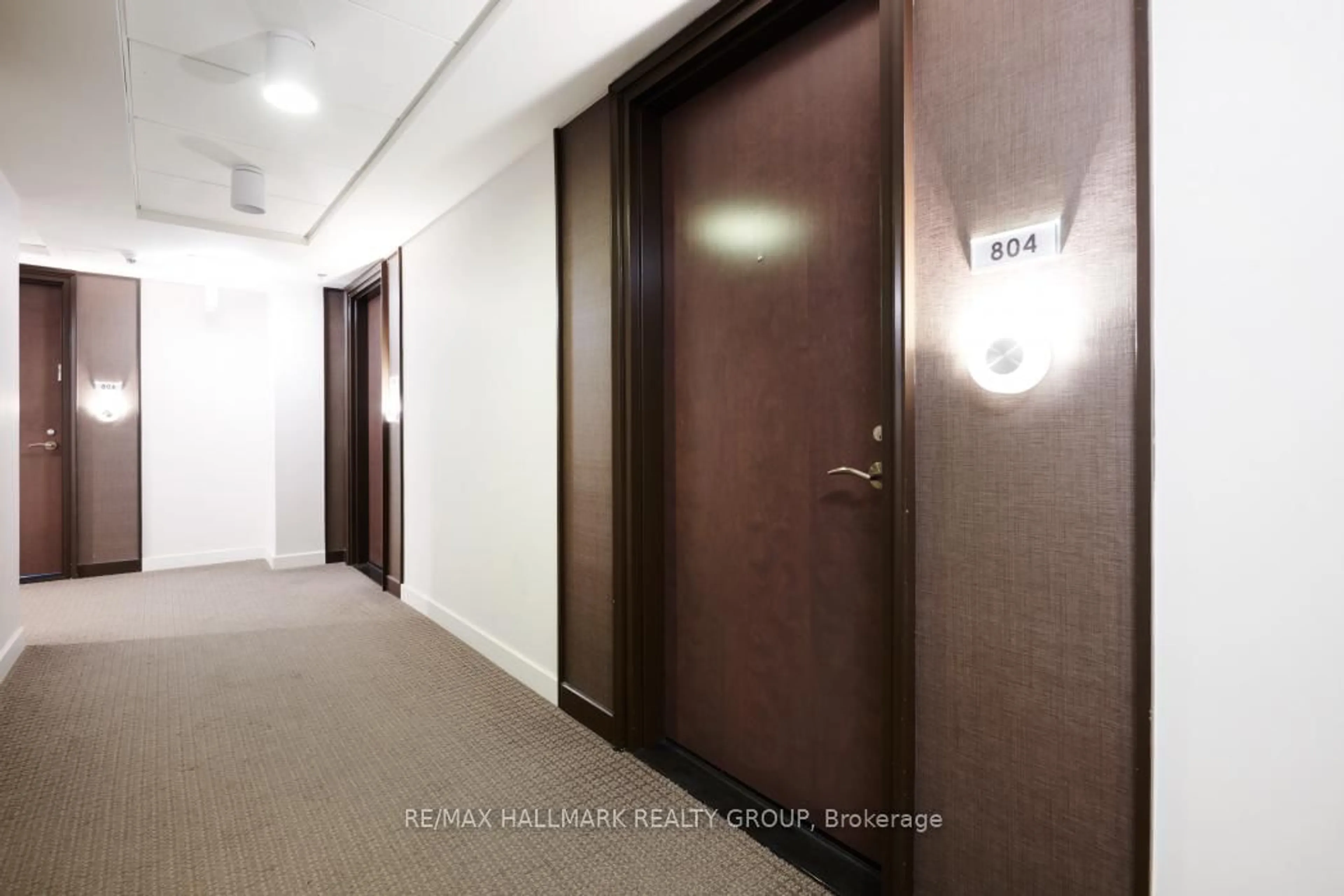 Indoor foyer for 108 Richmond Rd #804, Ottawa Ontario K1Z 0B3