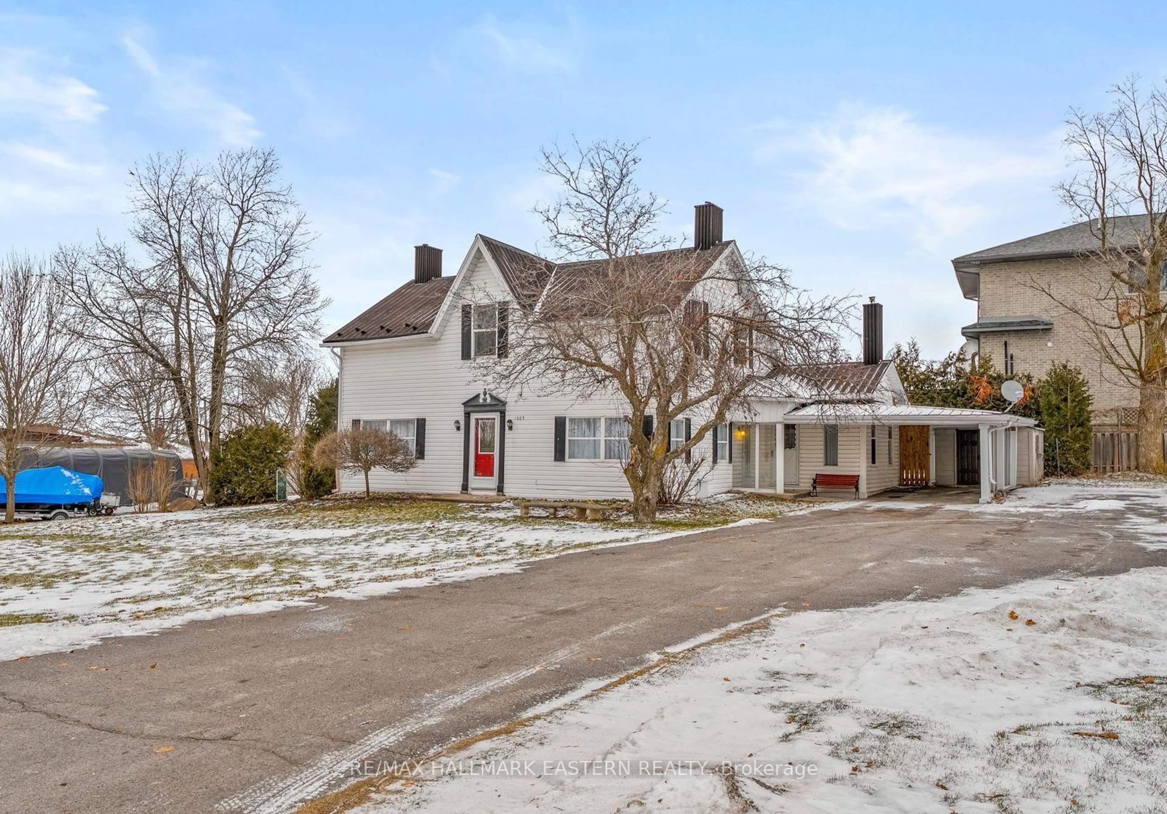 A pic from outside/outdoor area/front of a property/back of a property/a pic from drone, street for 1065 Gore St, Selwyn Ontario K0L 1H0