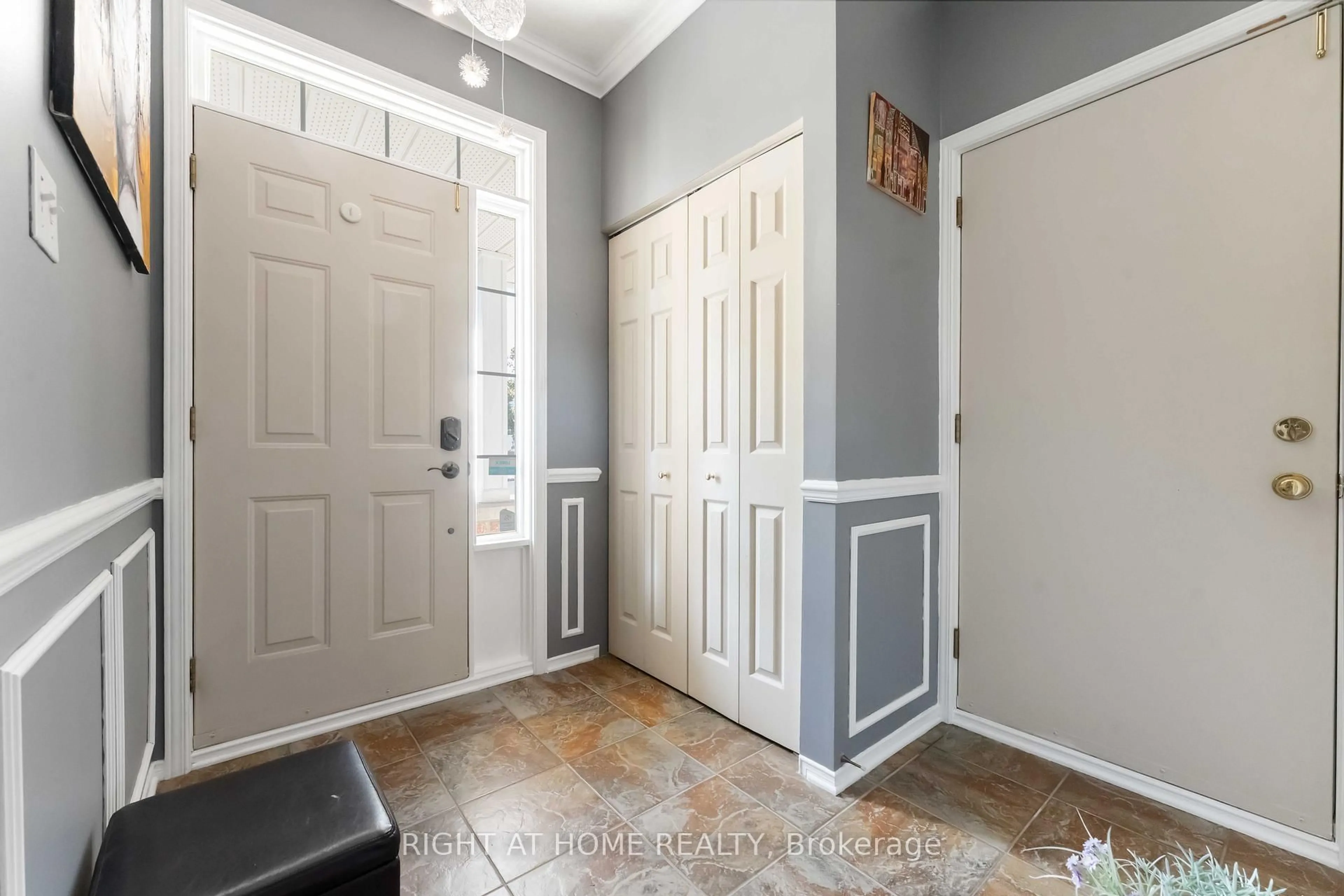 Indoor entryway for 160 Grassy Plains Dr, Ottawa Ontario K2M 2S1