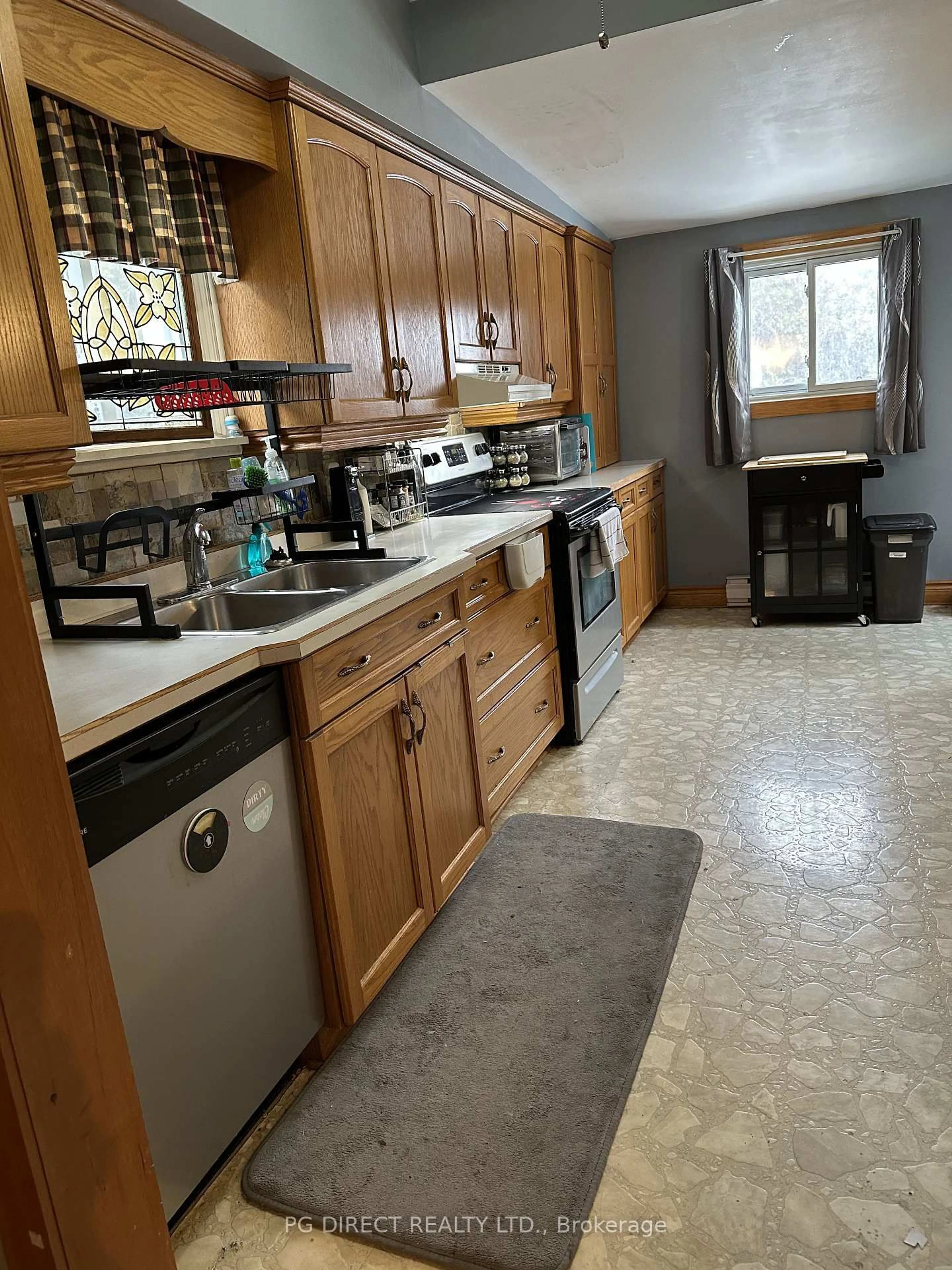 Standard kitchen, unknown for 598 Brook St, Strathroy-Caradoc Ontario N0L 1T0
