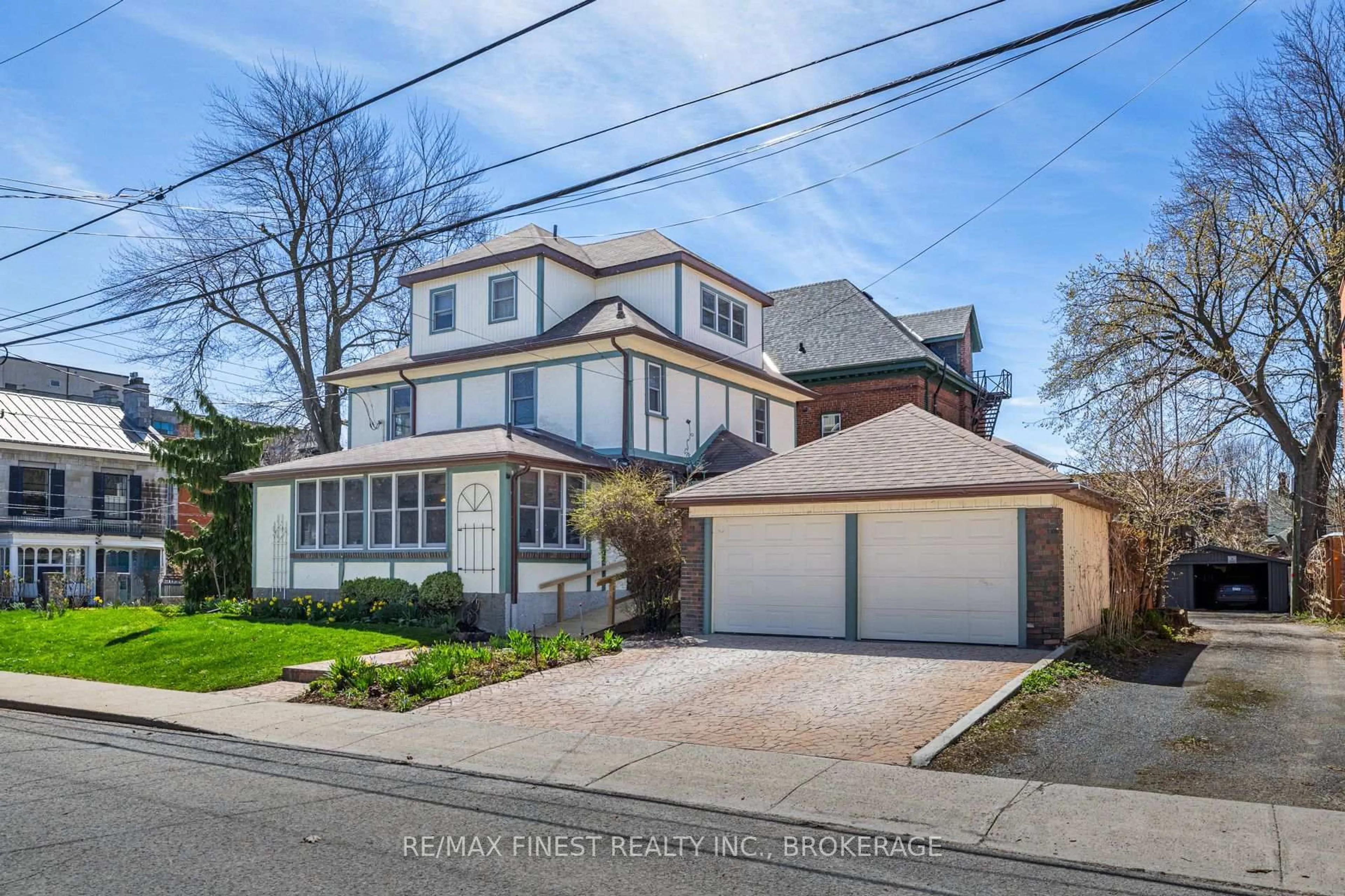 A pic from outside/outdoor area/front of a property/back of a property/a pic from drone, street for 180 King St, Kingston Ontario K7L 3A2