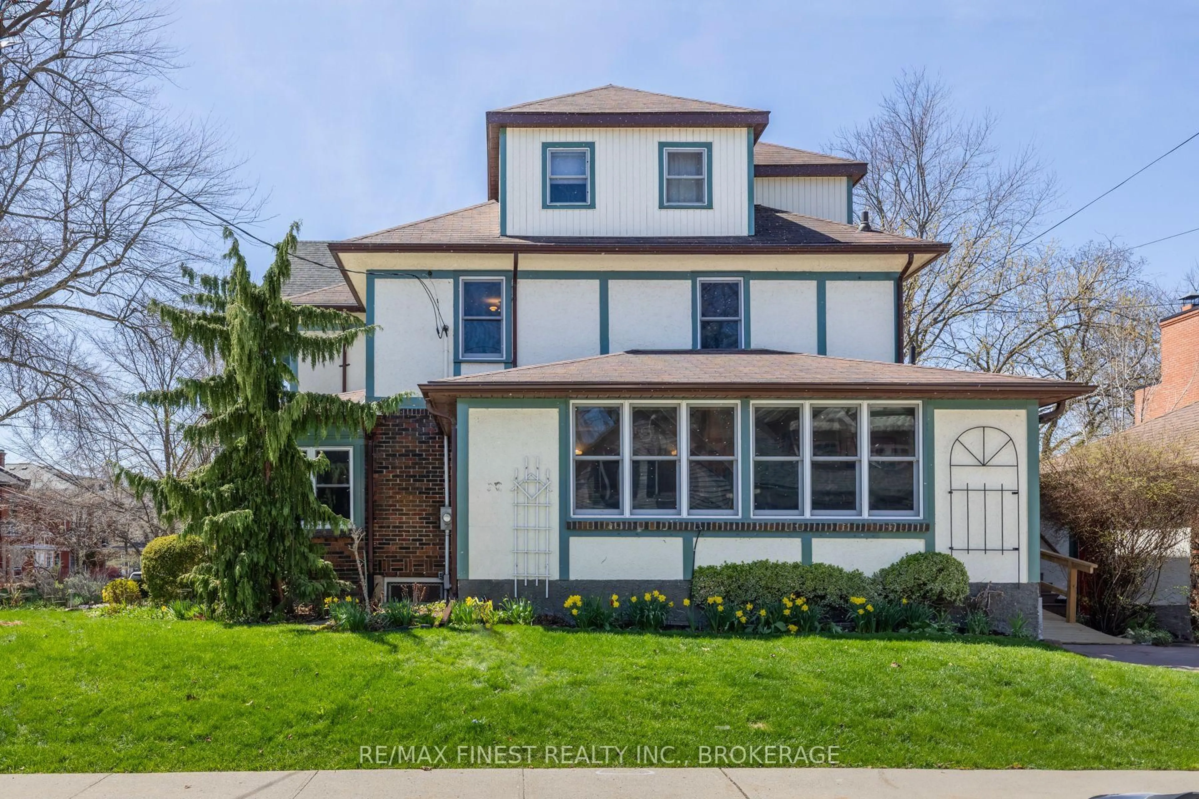 Home with vinyl exterior material, street for 180 King St, Kingston Ontario K7L 3A2