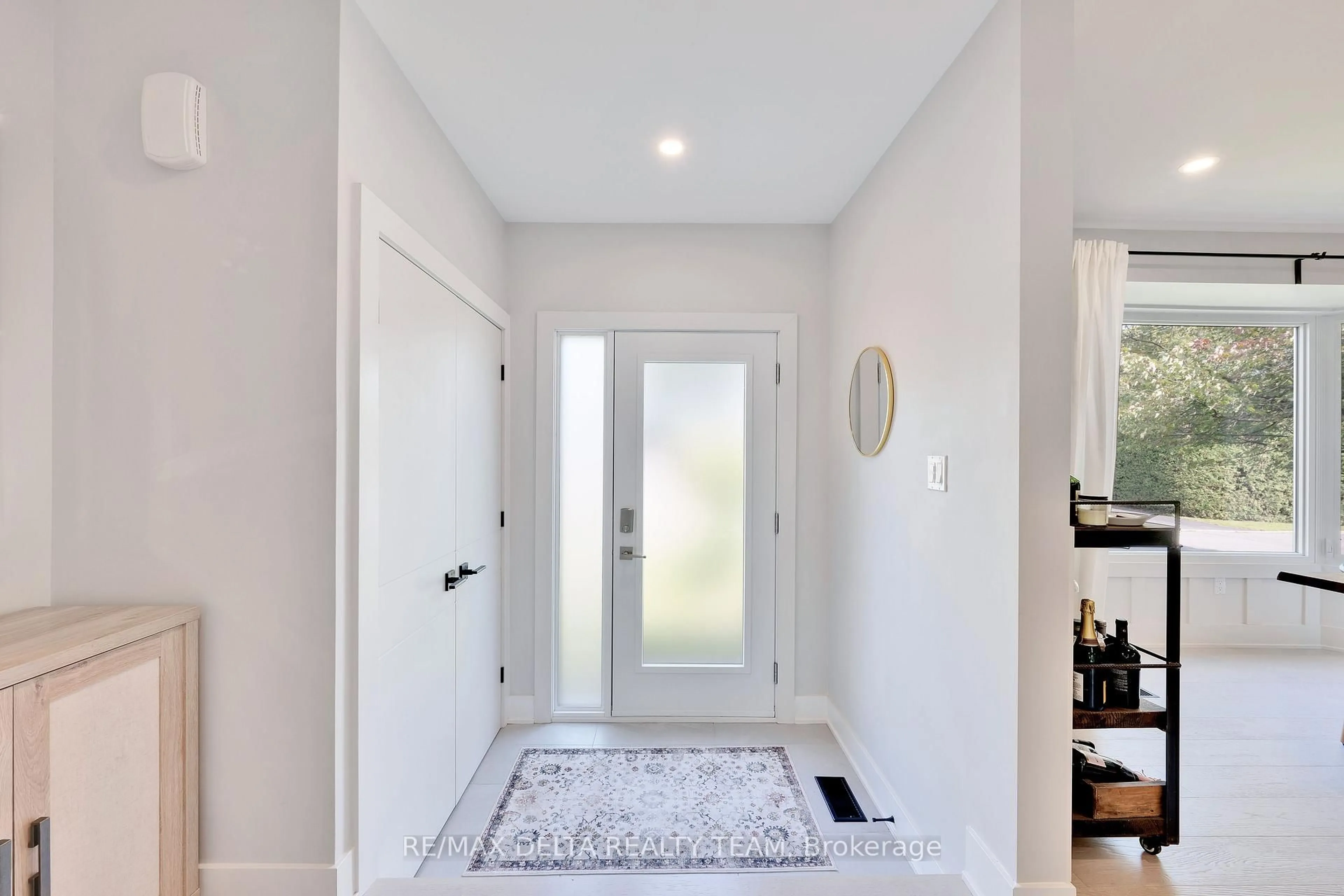 Indoor entryway for 2556 Gravelle Cres, Ottawa Ontario K1B 3A3