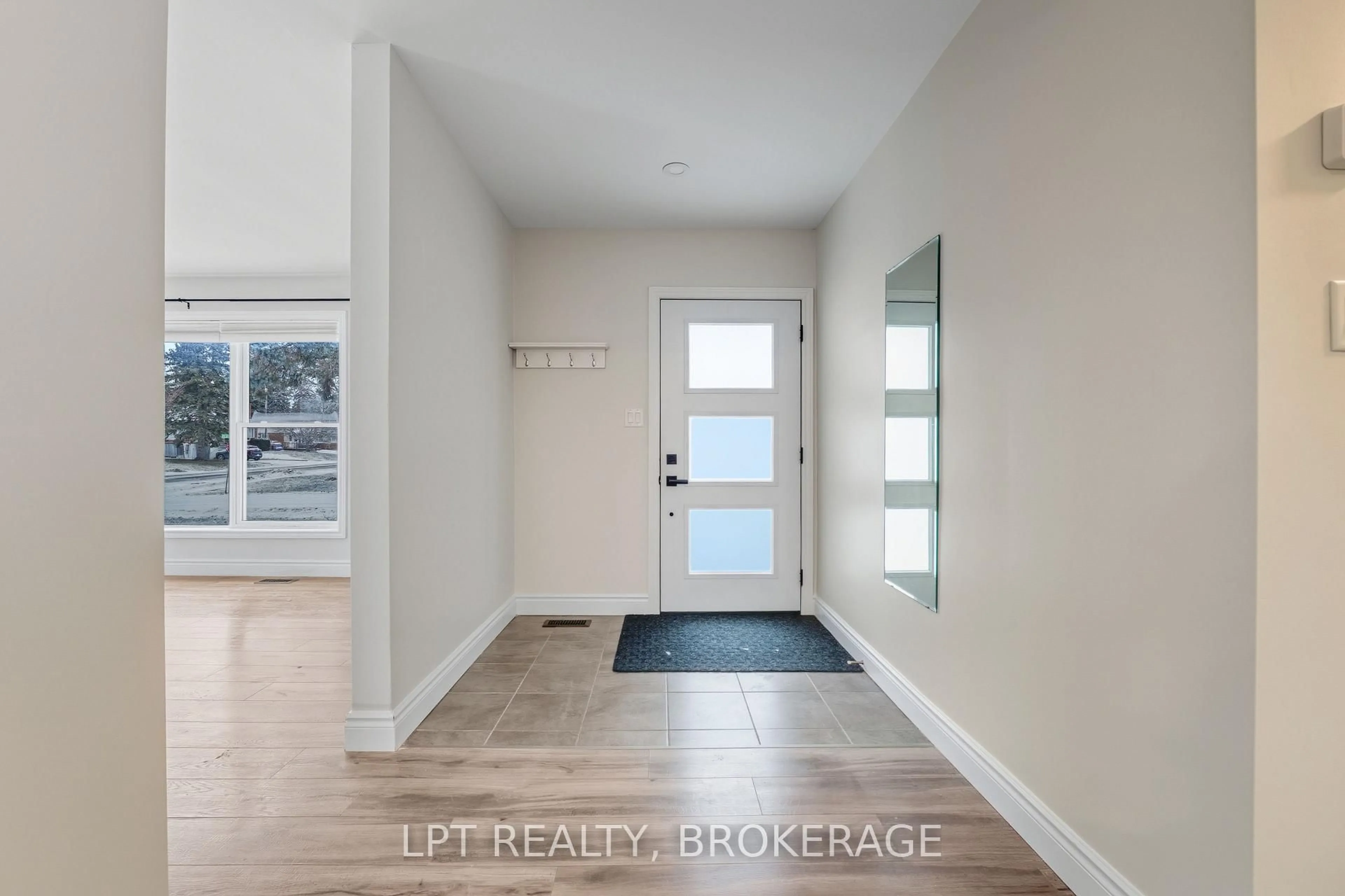Indoor entryway for 9 Elizabeth Ave, Kingston Ontario K7M 3G9
