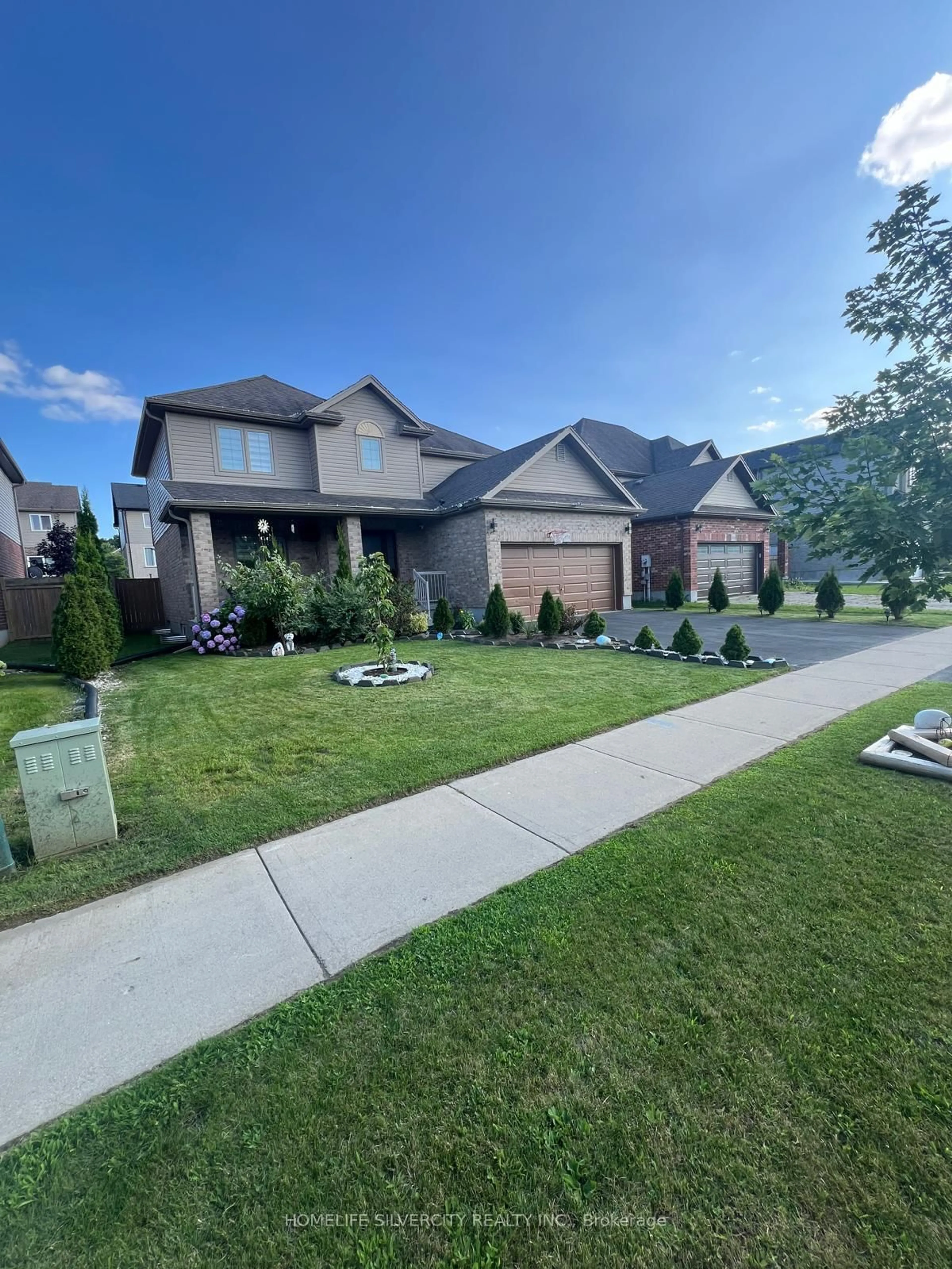 A pic from outside/outdoor area/front of a property/back of a property/a pic from drone, street for 858 Springbank Ave, Woodstock Ontario N4T 0A9