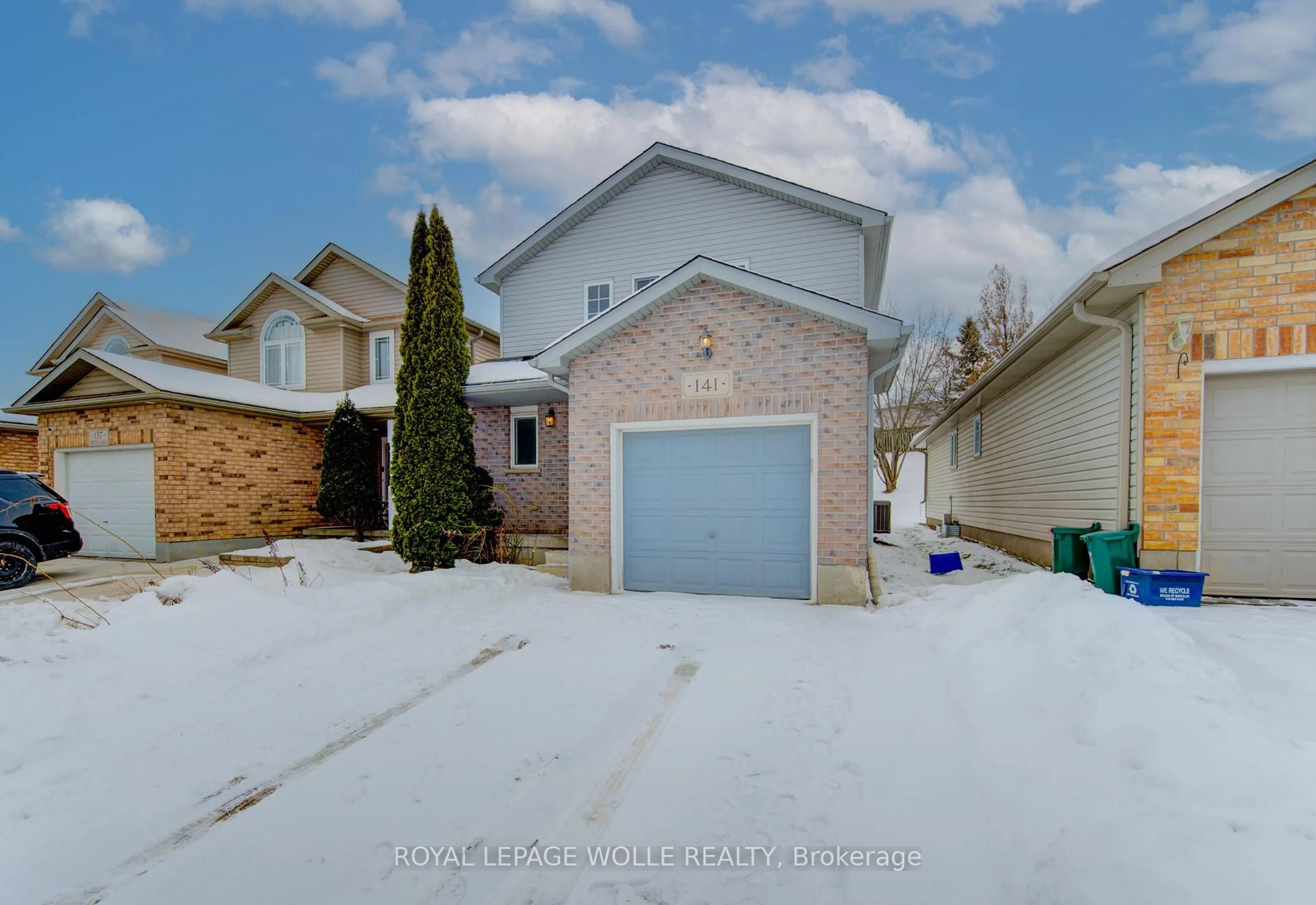 A pic from outside/outdoor area/front of a property/back of a property/a pic from drone, street for 141 Mountain Laurel Cres, Kitchener Ontario N2E 3T9