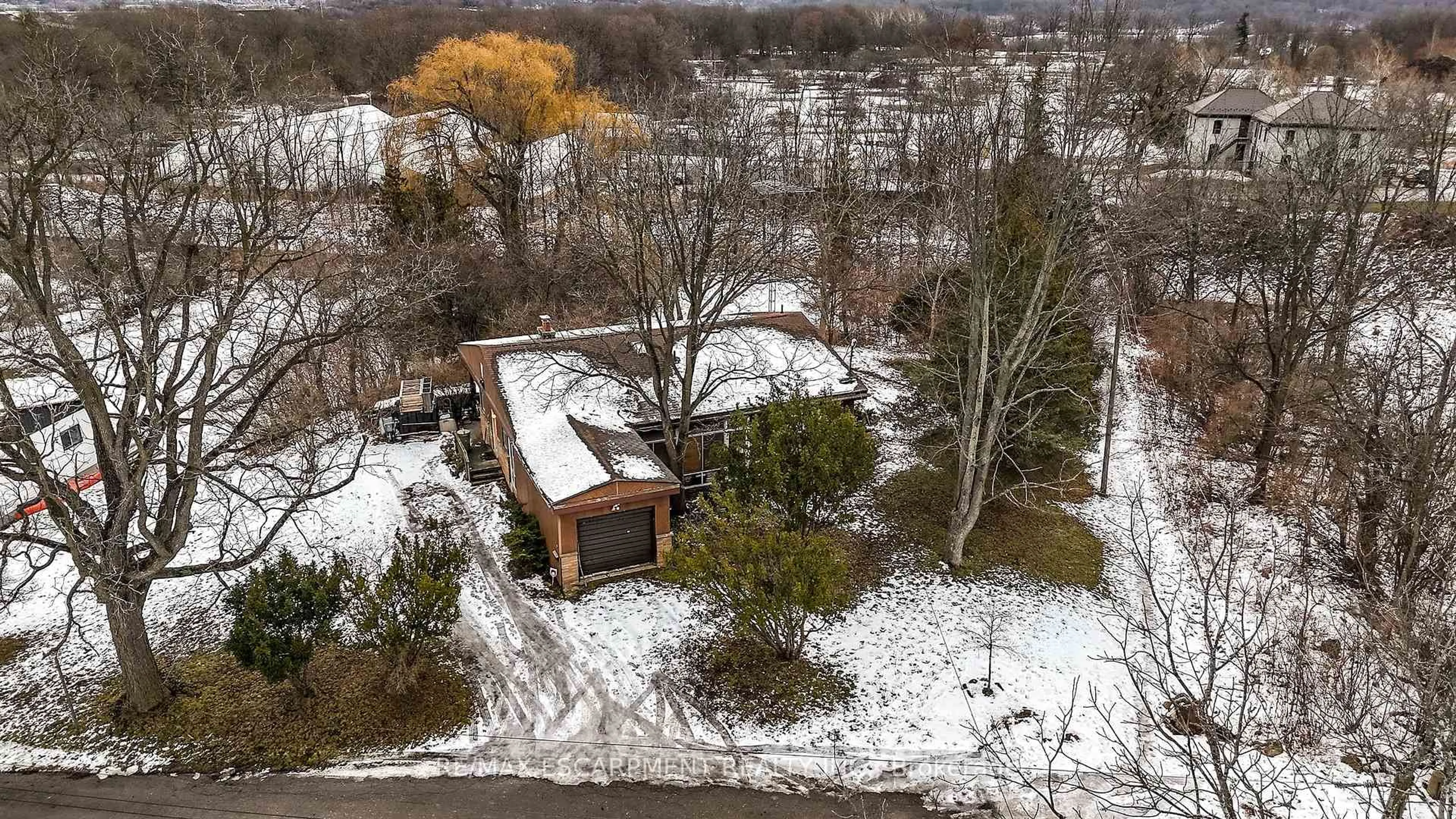 A pic from outside/outdoor area/front of a property/back of a property/a pic from drone, unknown for 5 Homestead Ave, Hamilton Ontario L9H 5Y6
