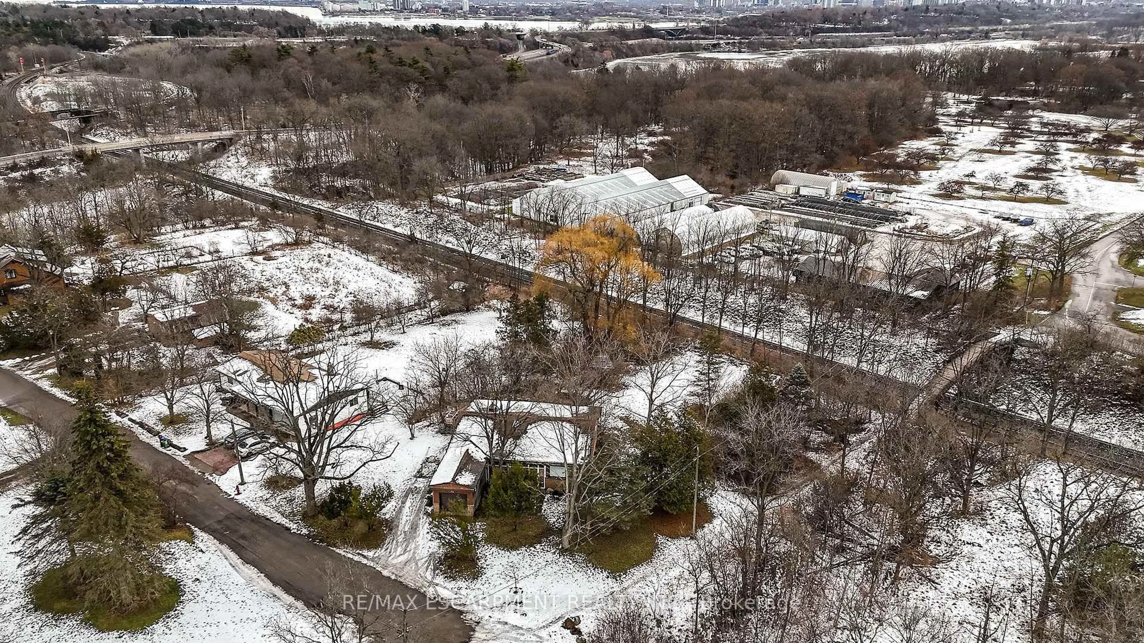 A pic from outside/outdoor area/front of a property/back of a property/a pic from drone, unknown for 5 Homestead Ave, Hamilton Ontario L9H 5Y6
