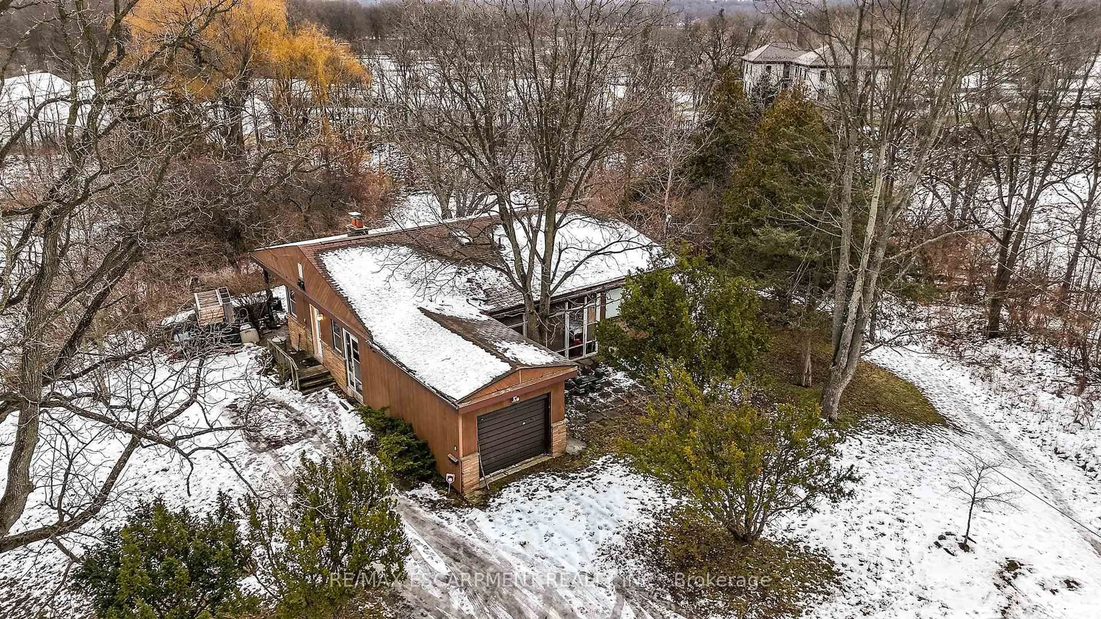A pic from outside/outdoor area/front of a property/back of a property/a pic from drone, unknown for 5 Homestead Ave, Hamilton Ontario L9H 5Y6