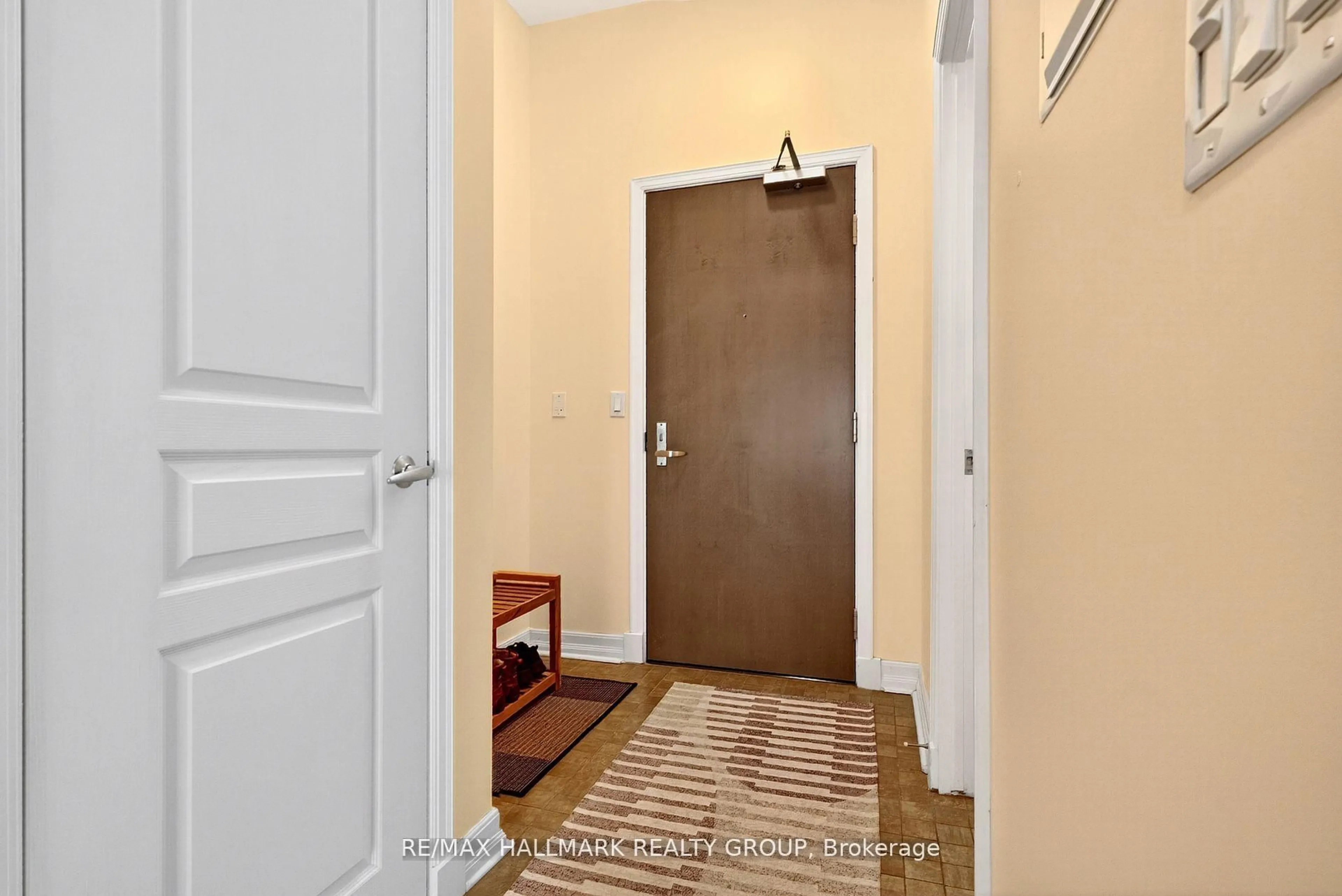 Indoor foyer for 200 Besserer St #1206, Ottawa Ontario K1N 0A7