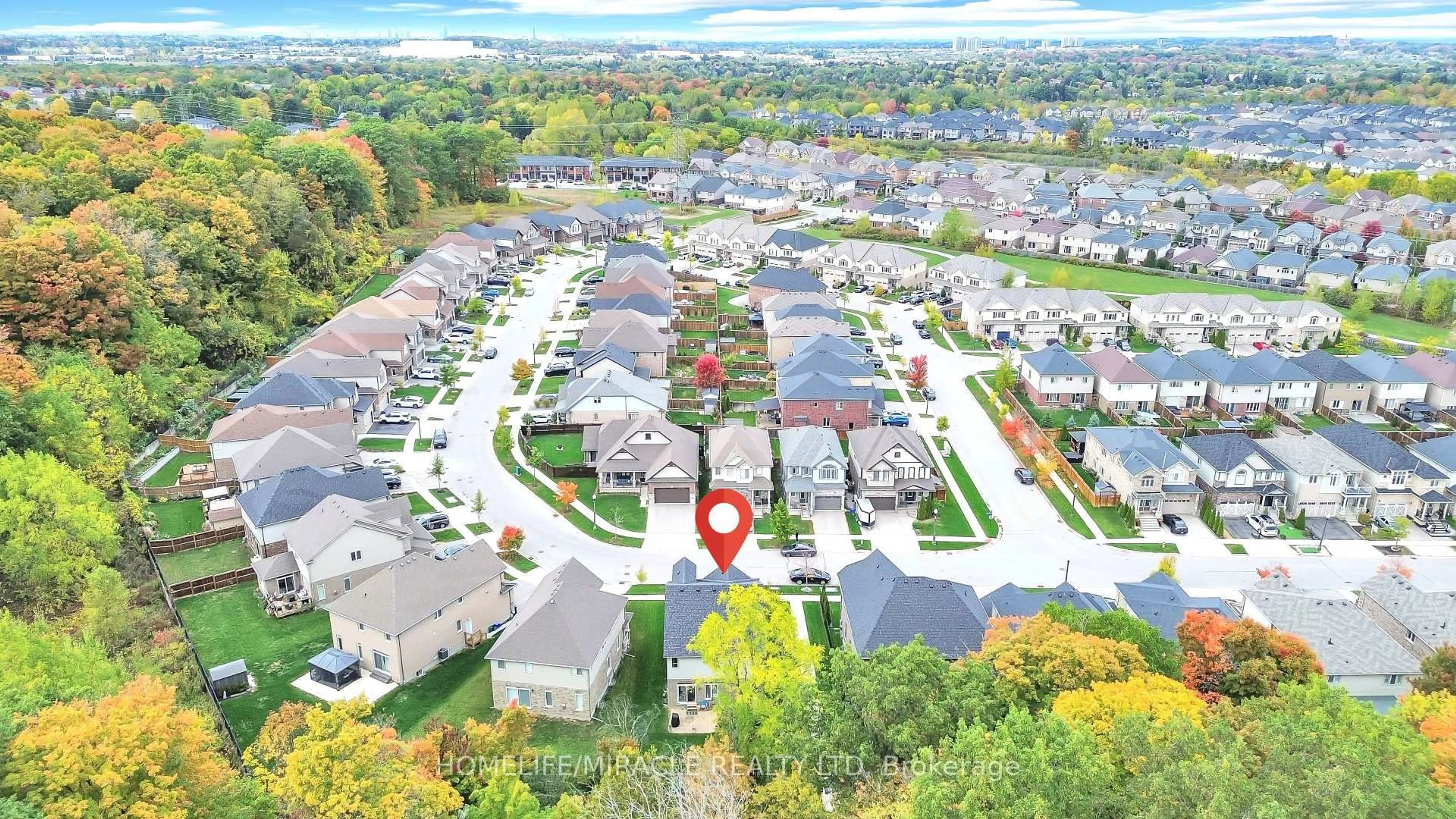 A pic from outside/outdoor area/front of a property/back of a property/a pic from drone, street for 79 Elmbank Tr, Kitchener Ontario N2R 0H1