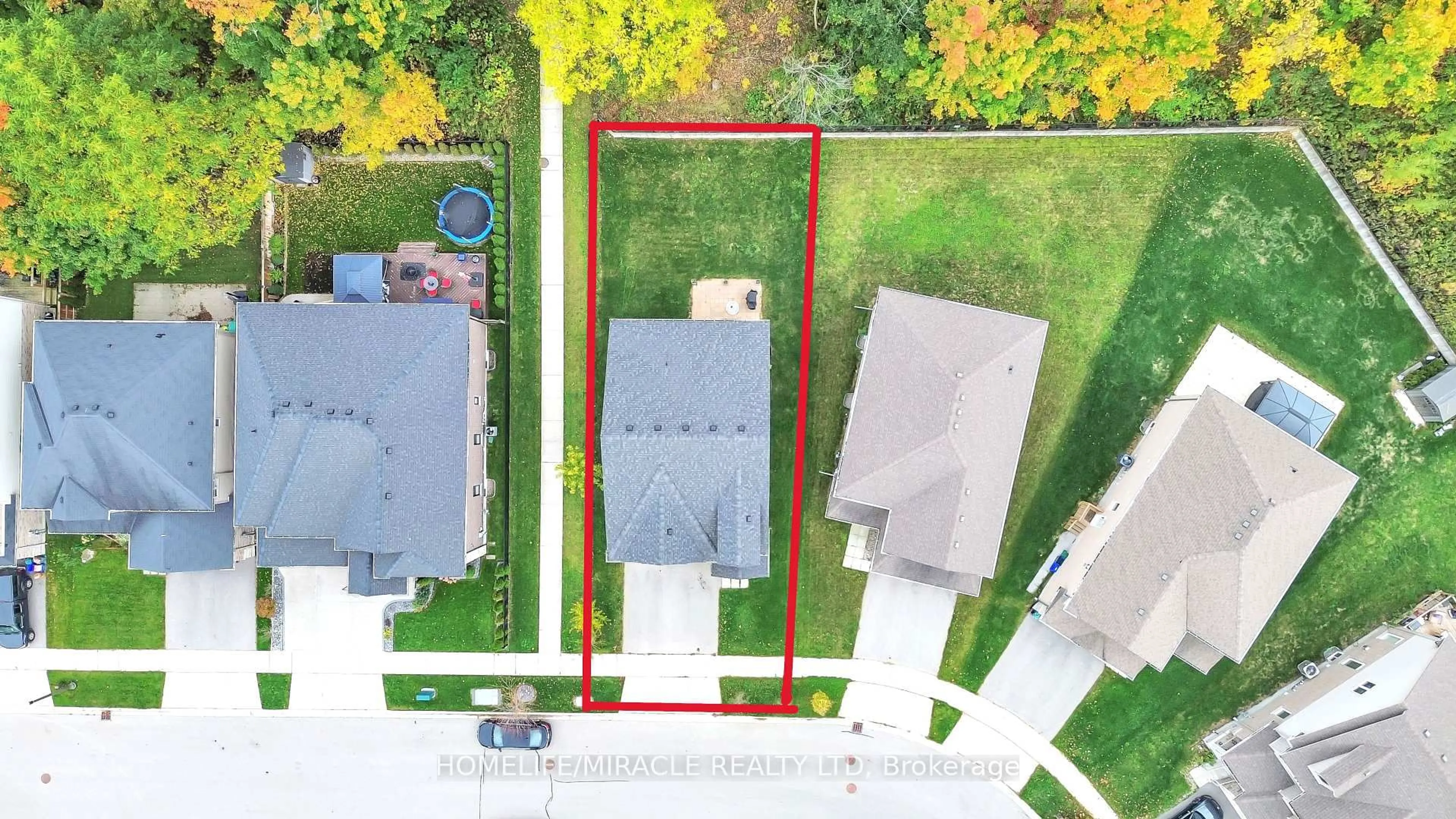 A pic from outside/outdoor area/front of a property/back of a property/a pic from drone, street for 79 Elmbank Tr, Kitchener Ontario N2R 0H1