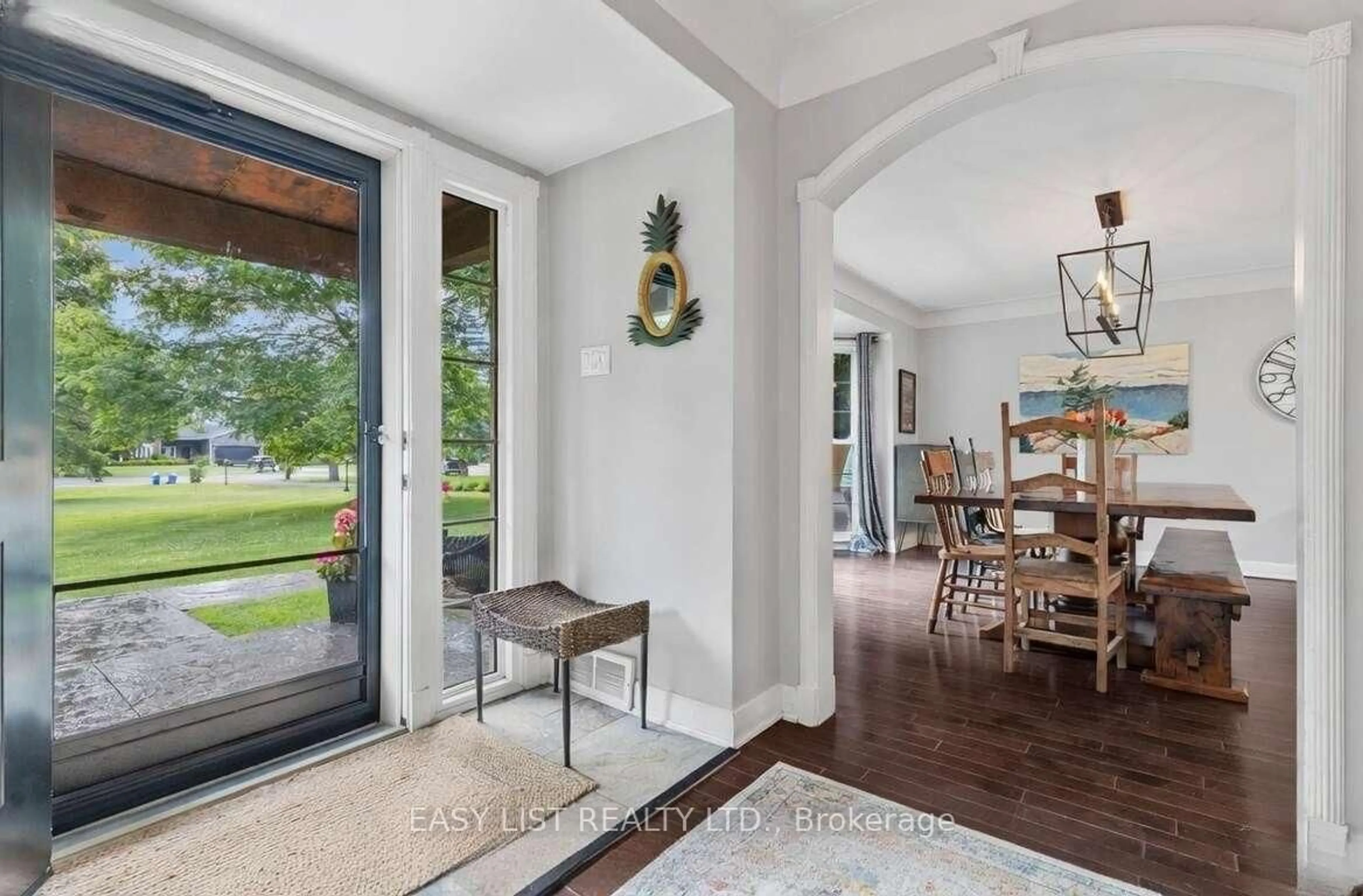 Indoor entryway for 339 Sunset Dr, St. Thomas Ontario N5R 3C6