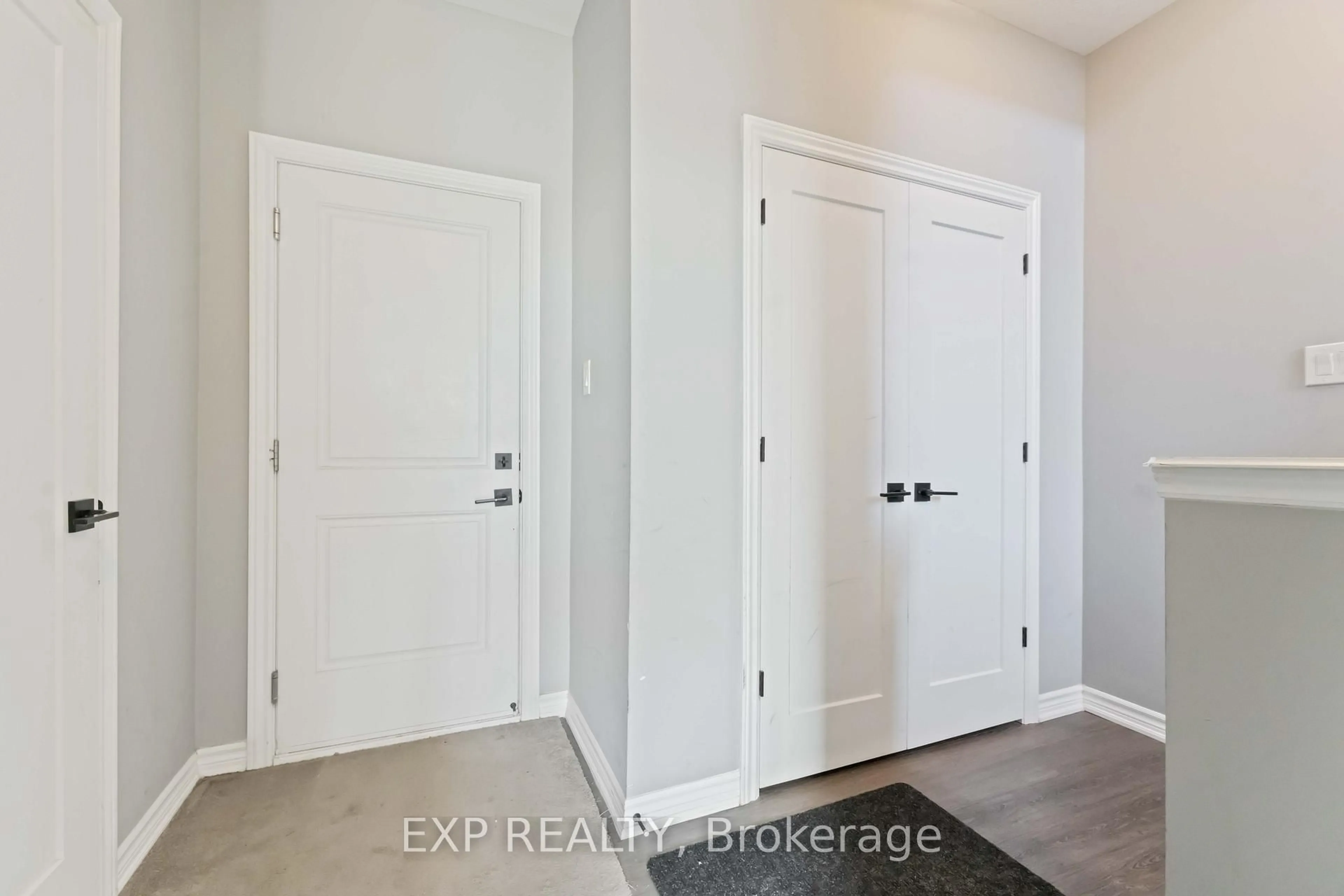 Indoor entryway for 829 Mikinak Rd, Ottawa Ontario K1K 4Z9