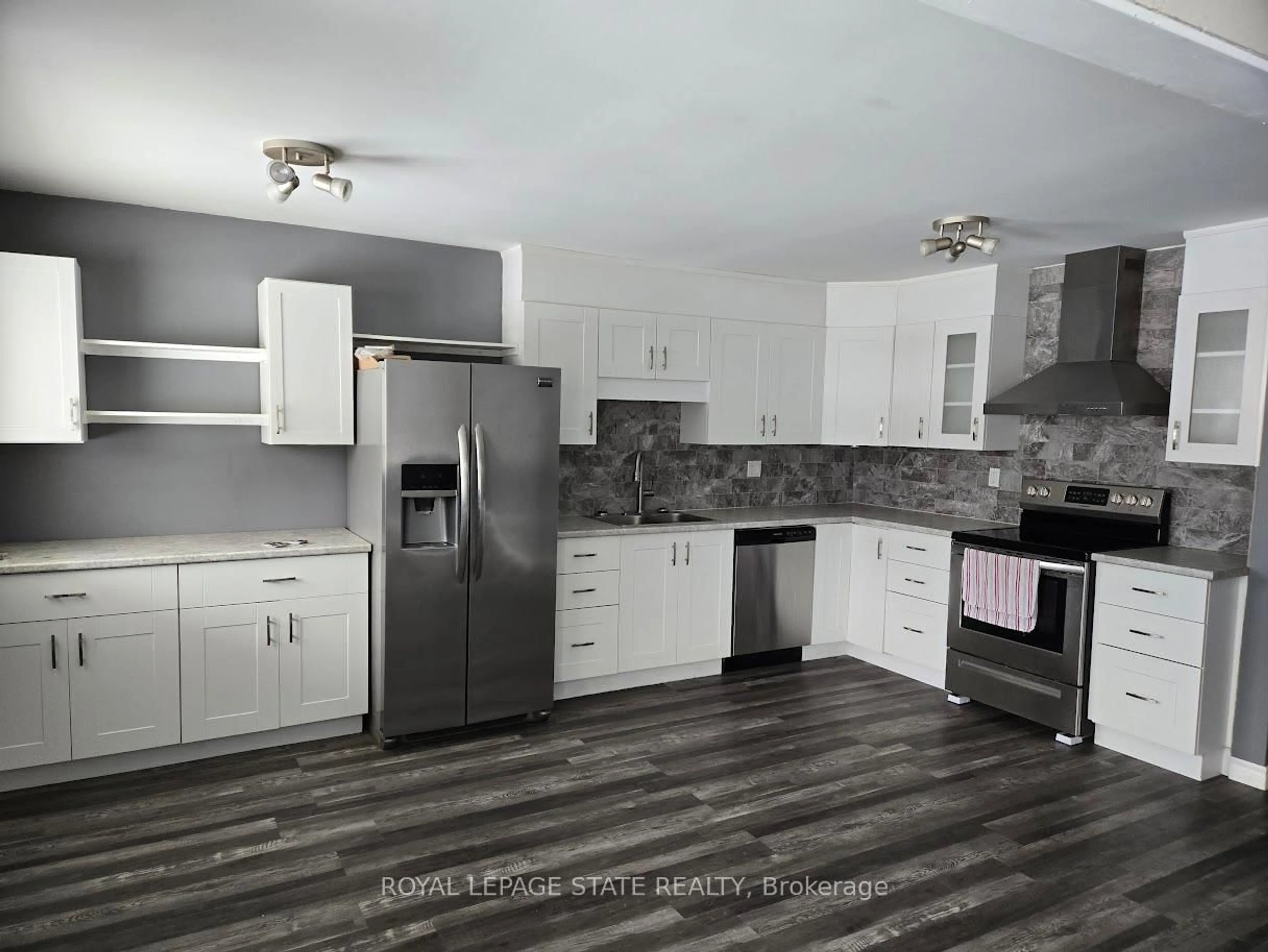 Open concept kitchen, unknown for 39 Evelyn St, Brantford Ontario N3R 3G8