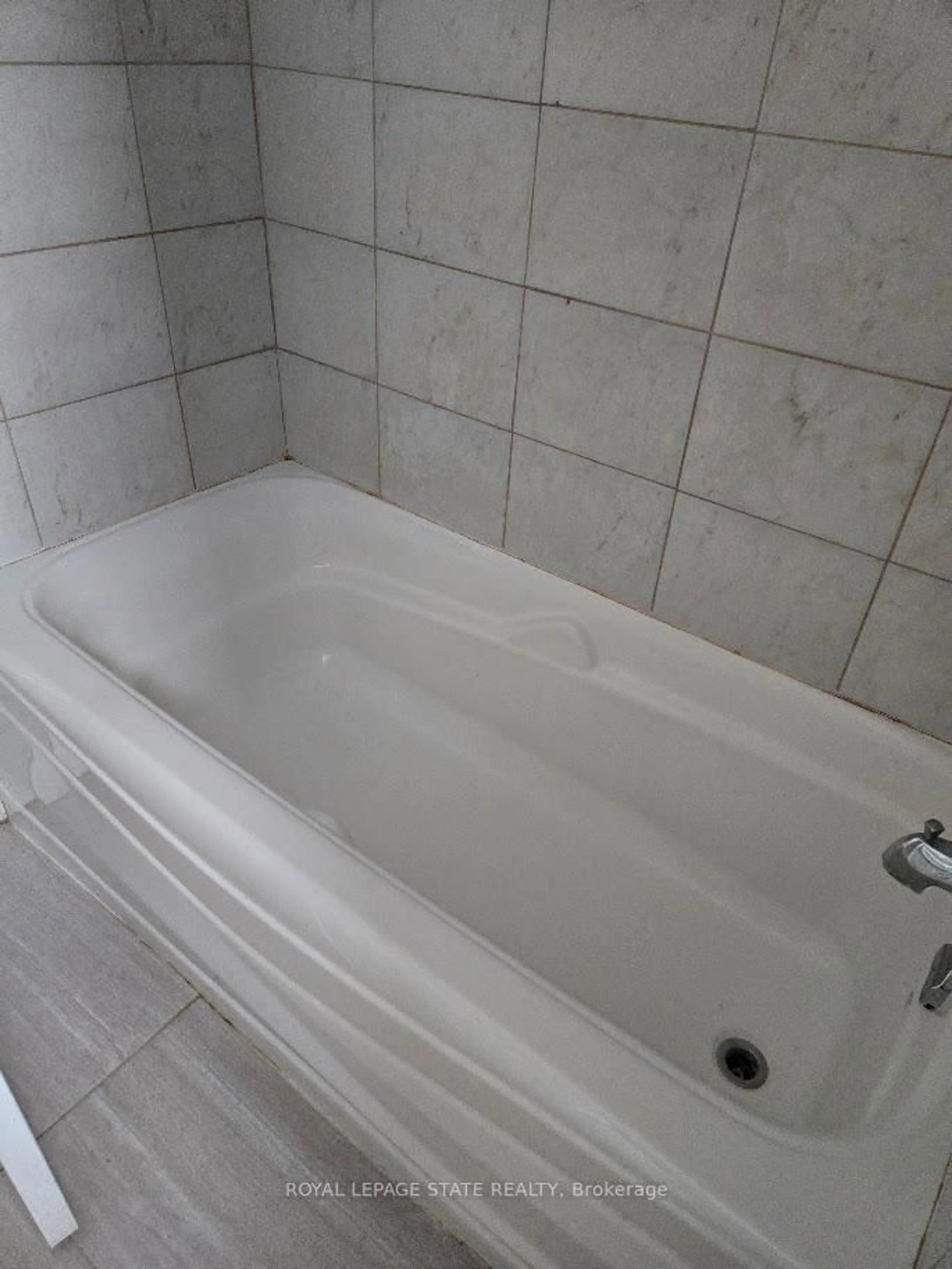 Standard bathroom, ceramic/tile floor for 39 Evelyn St, Brantford Ontario N3R 3G8